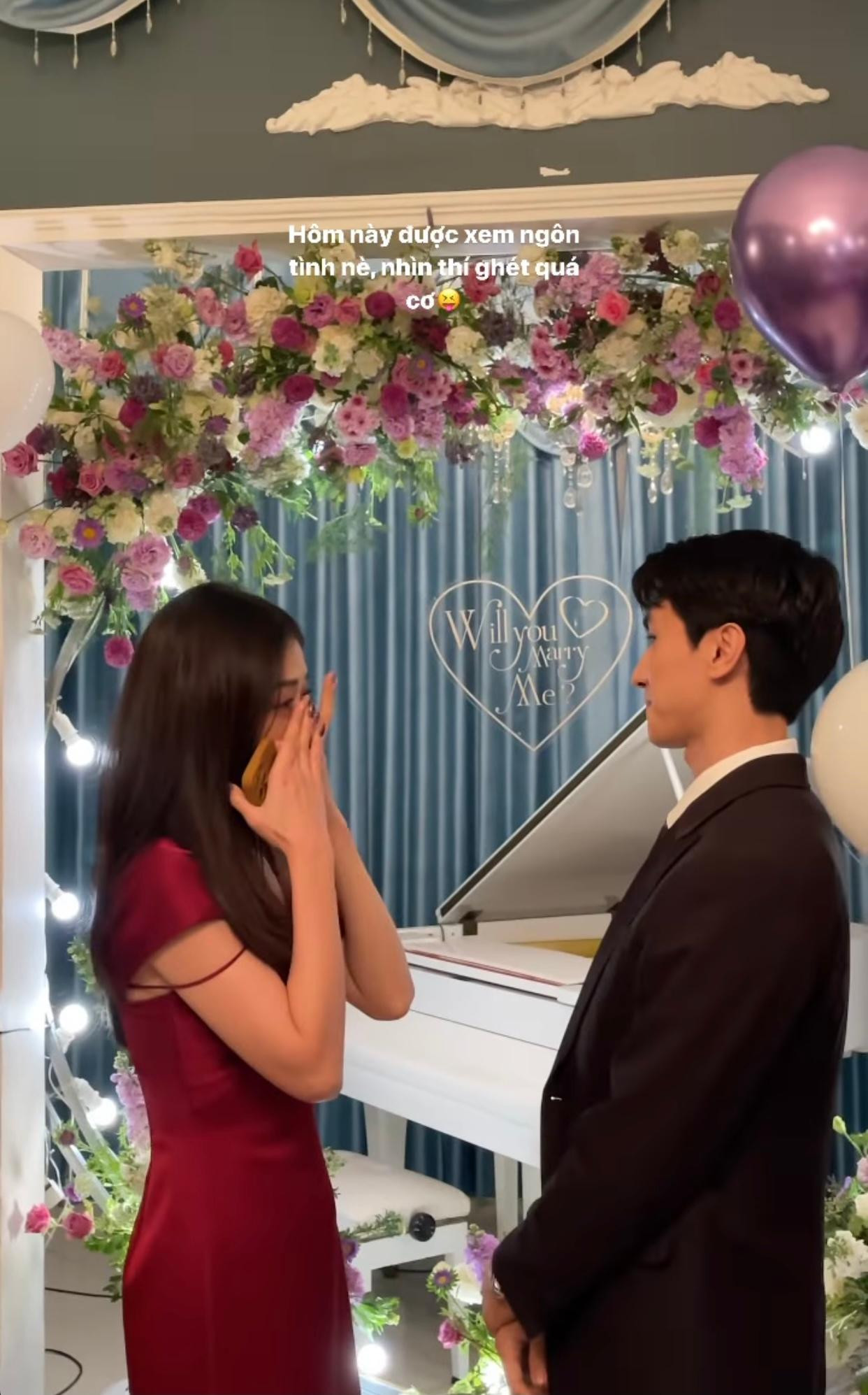 Hoa hậu Đỗ Thị Hà tham dự buổi tiệc cầu hôn của Á hậu Phương Nga.