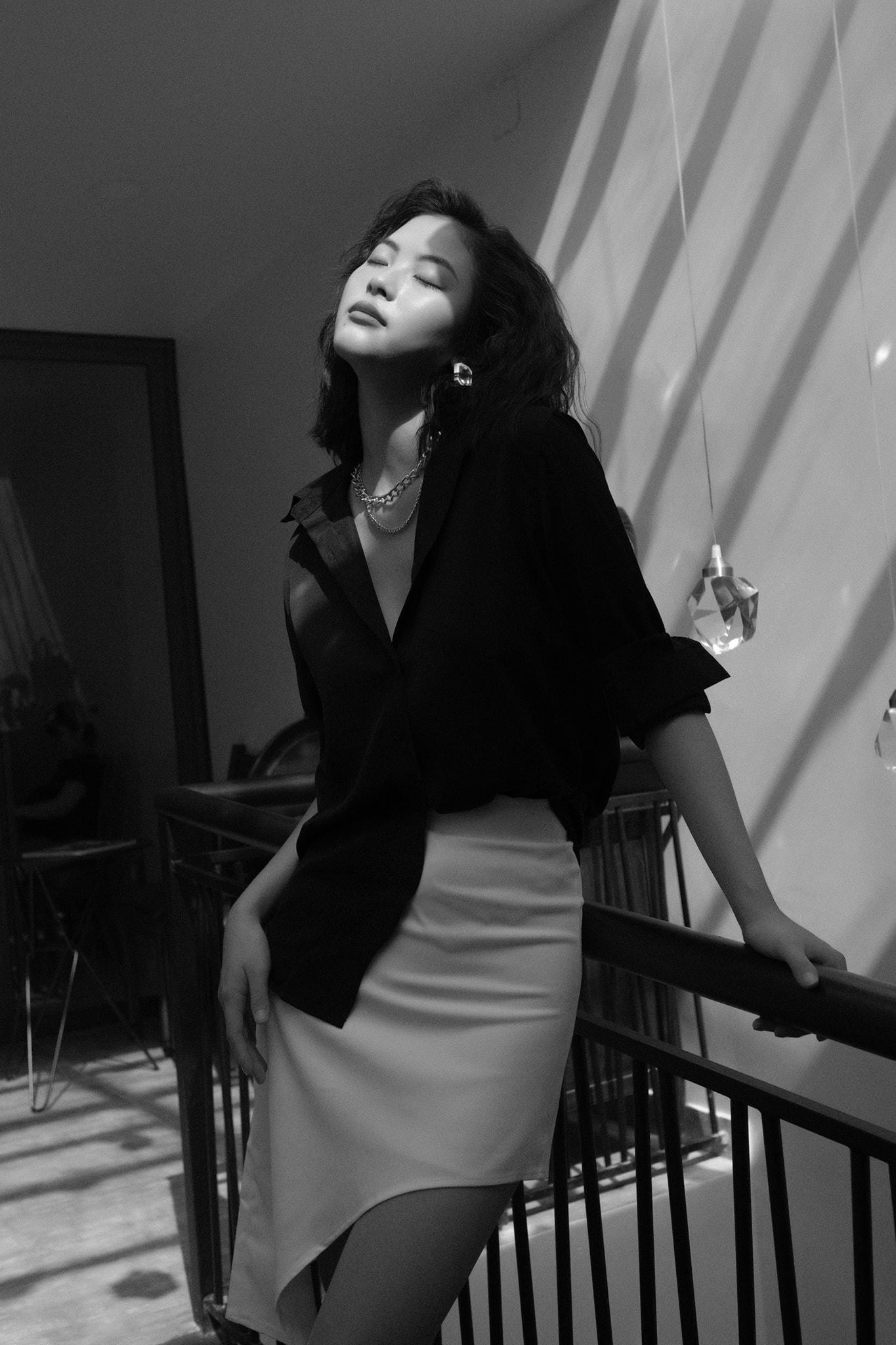 Người đẹp Biển Đào Thị Hà khoe dáng quyến rũ với set đồ tông màu đen - trắng cơ bản. Người đẹp Biển Đào Thị Hà khoe dáng quyến rũ với set đồ tông màu đen - trắng cơ bản.