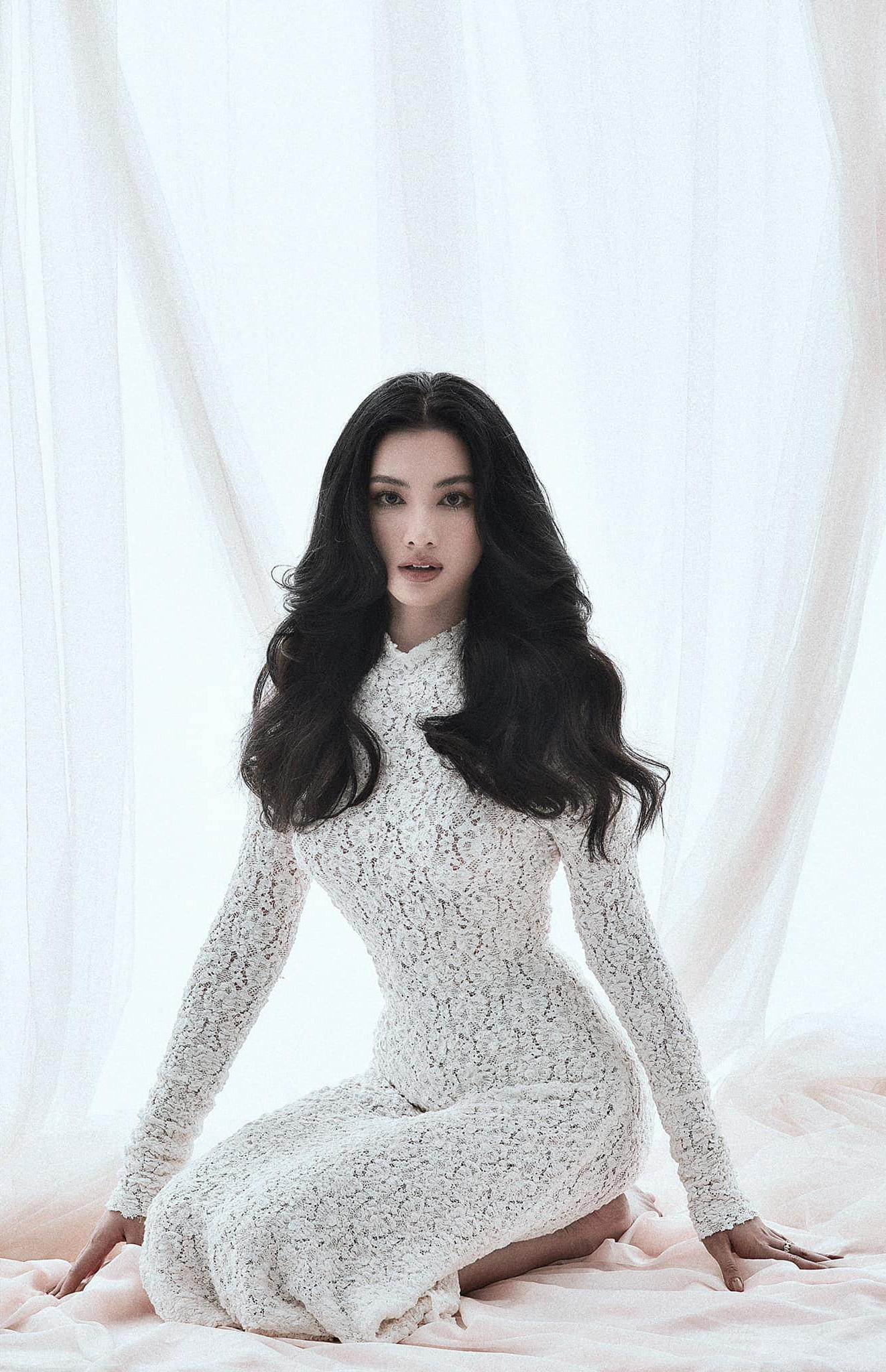 Người đẹp Cẩm Đan diện váy ren trắng khoe vóc dáng sexy.