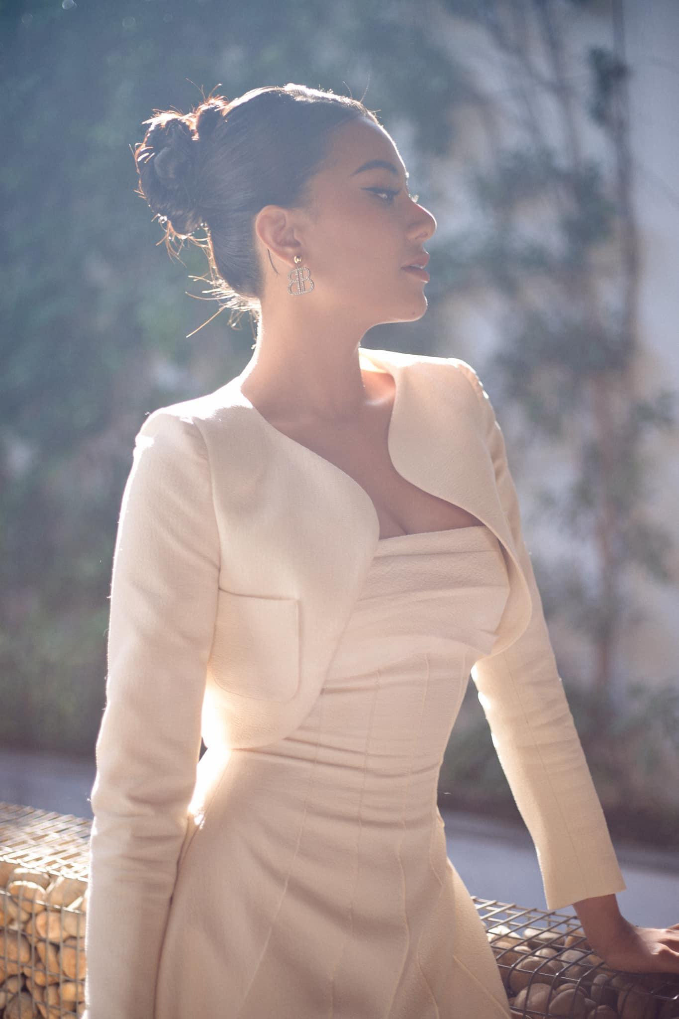 Á hậu Kim Duyên diện bộ váy cúp ngực tông màu trắng khoe đường cong đầy đặn và quyến rũ.