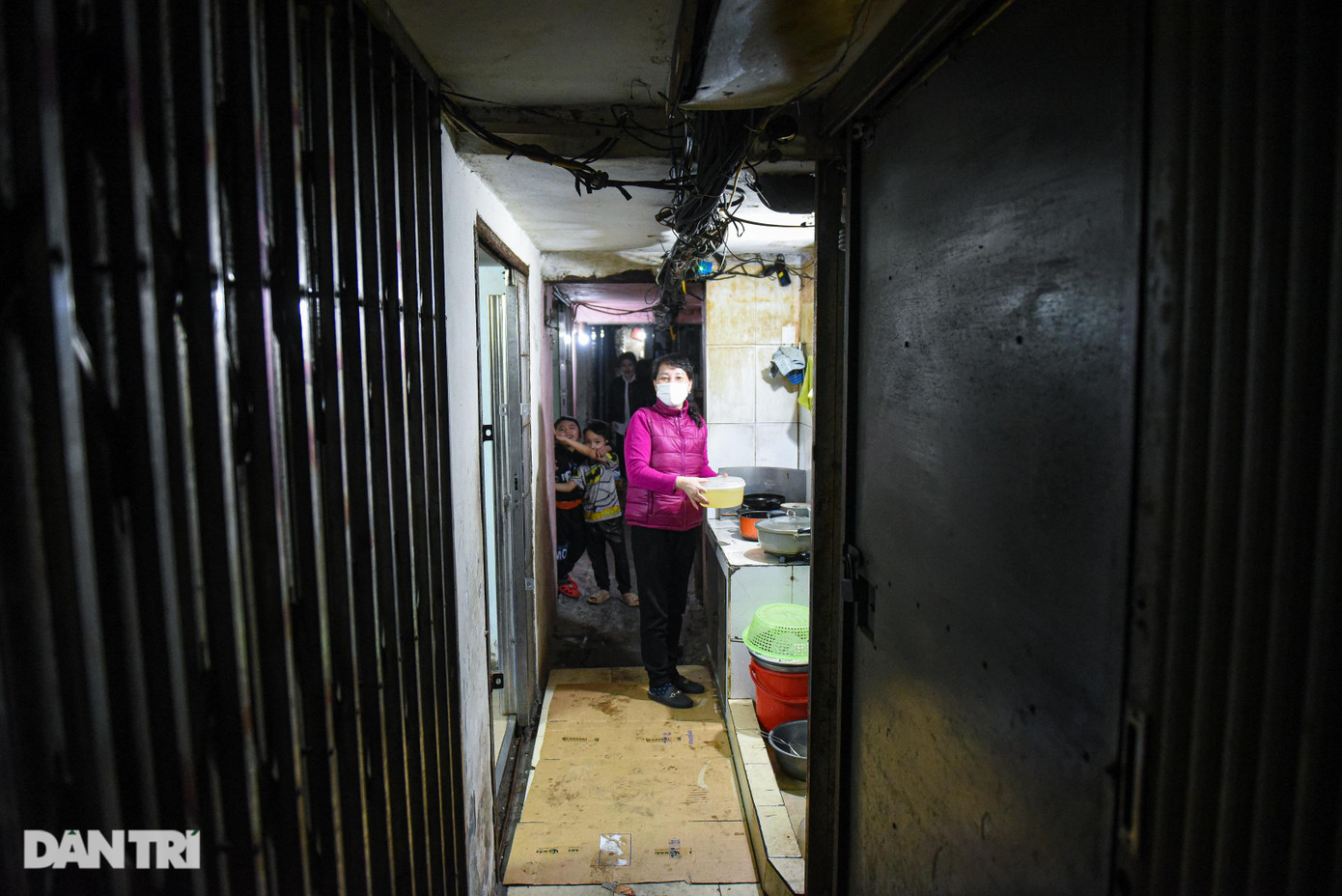 Ngõ nhỏ chỉ đủ một người đi thẳng hoặc hai người đi ngang, áp sát vào nhau.