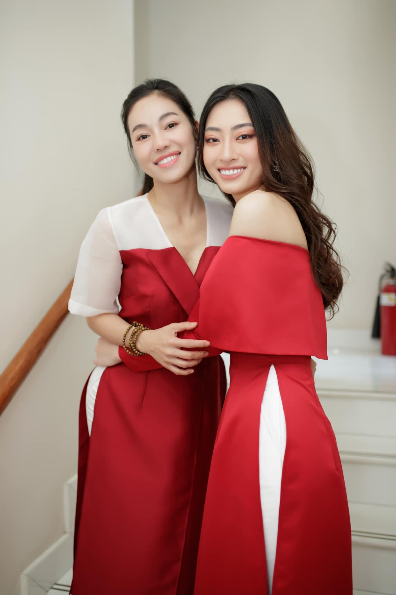 Hoa hậu Lương Thuỳ Linh chọn áo dài cách tân tông màu đỏ rực nổi bật. Hoa hậu Lương Thuỳ Linh chọn áo dài cách tân tông màu đỏ rực nổi bật.