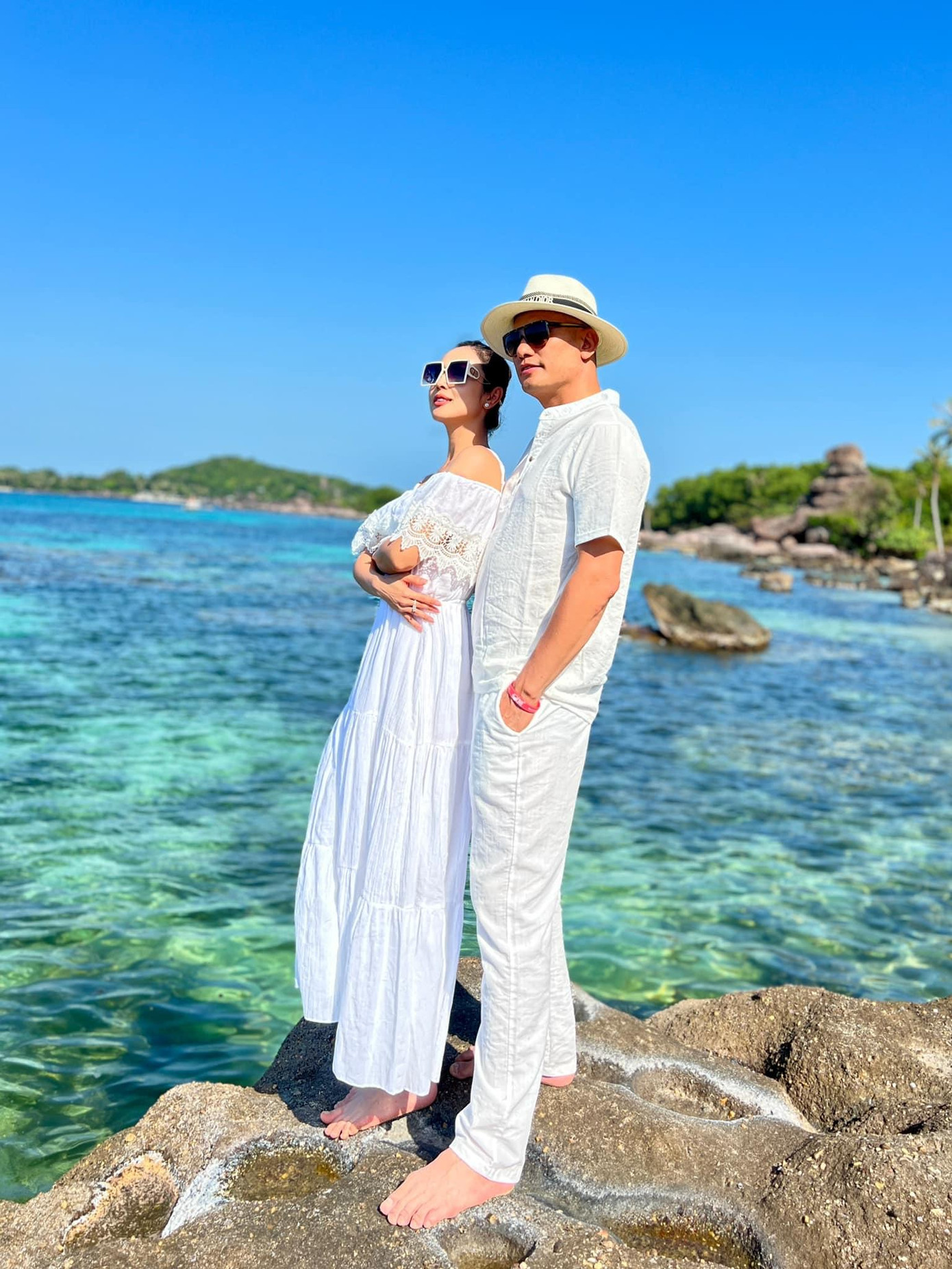 Jennifer Phạm và ông xã doanh nhân Đức Hải diện trang phục trắng đồng điệu khi đi nghỉ dưỡng ở Phú Quốc dịp đầu năm mới.