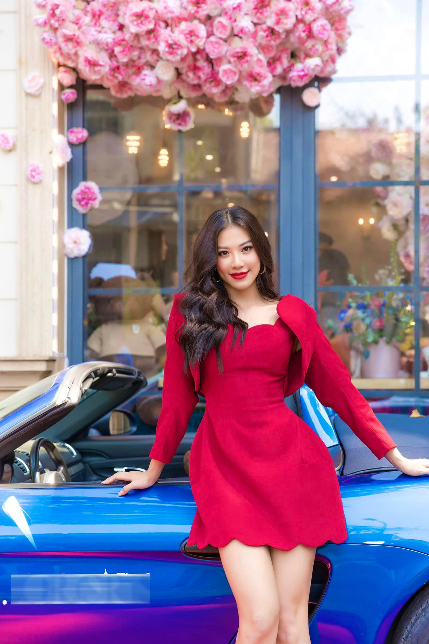 Á hậu Kim Duyên khoe chân dài thon thả, quyến rũ với bộ váy tông màu đỏ rực.