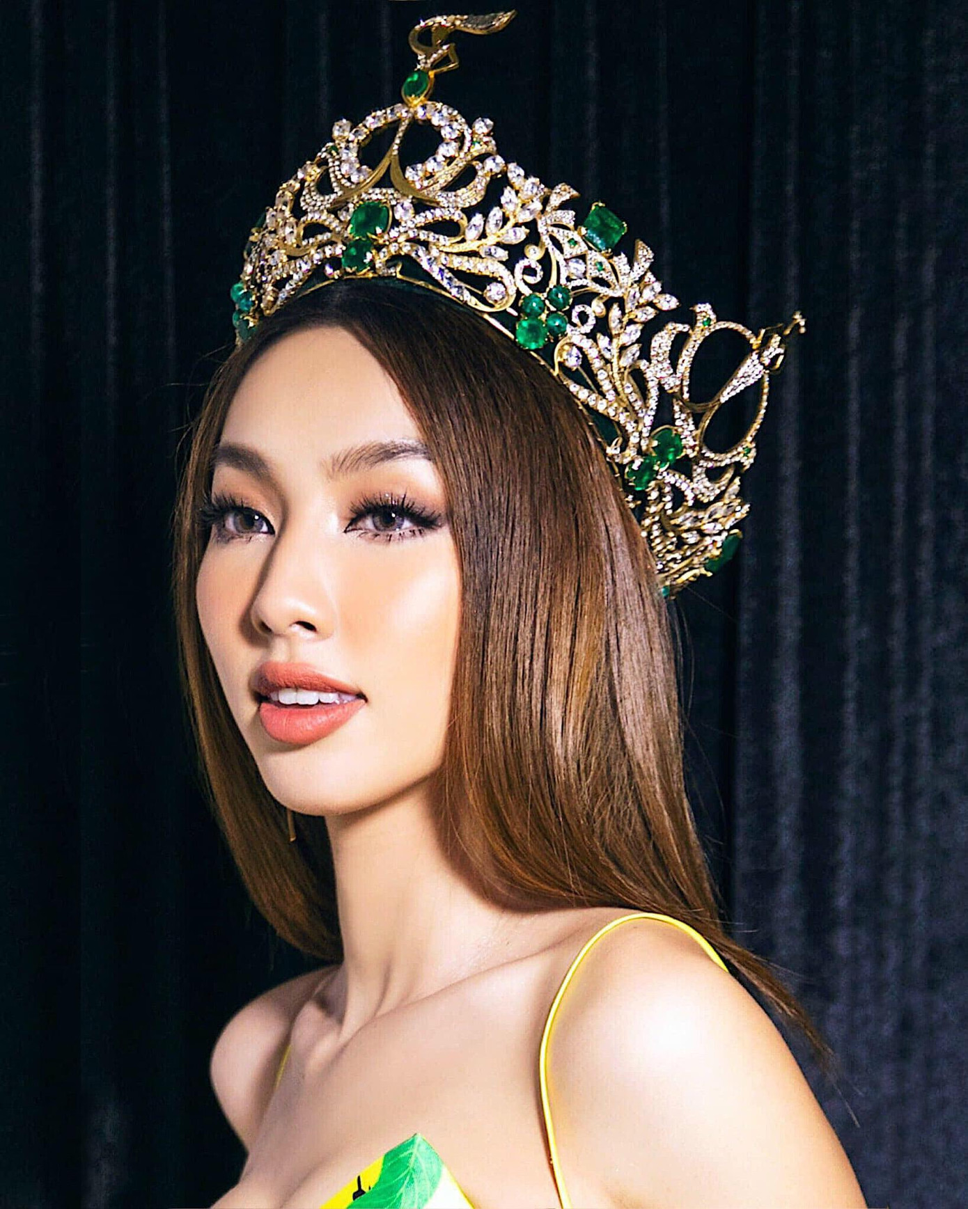 Hoa hậu Thùy Tiên xuất hiện lộng lẫy và xinh đẹp khi đeo vương miện 12 tỷ đồng dự sự kiện.