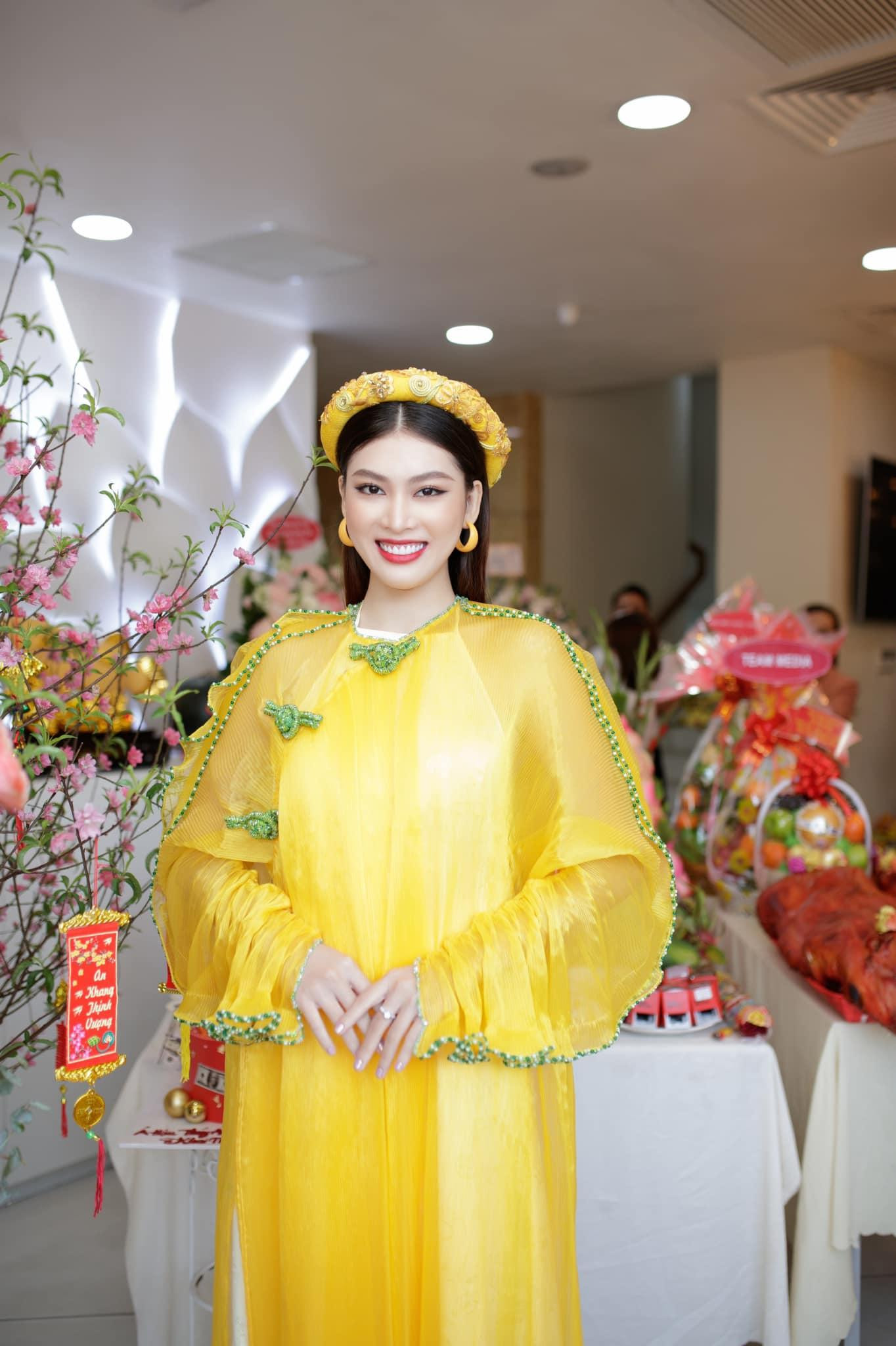 Á hậu Ngọc Thảo nổi bật trong trang phục áo dài cách điệu tông màu vàng rực rỡ. Á hậu Ngọc Thảo nổi bật trong trang phục áo dài cách điệu tông màu vàng rực rỡ.