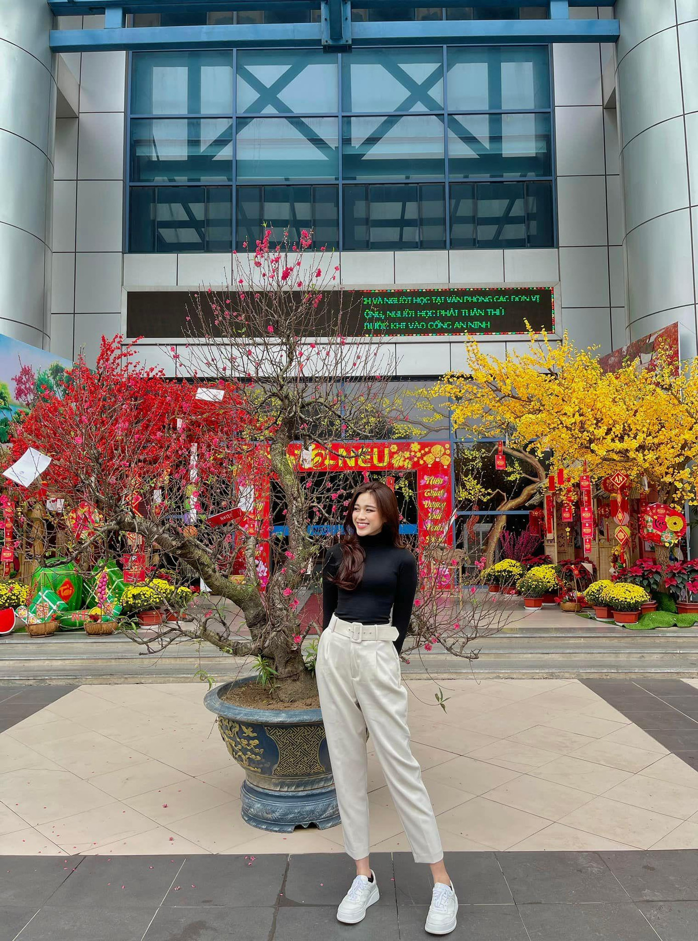 Mới đây, sau kỳ nghỉ Tết Nguyên Đán Nhâm Dần cùng với gia đình ở Thanh Hoá thì Hoa hậu Đỗ Thị Hà đã quay trở lại sinh hoạt tại trường Đại học Kinh tế Quốc dân Hà Nội.