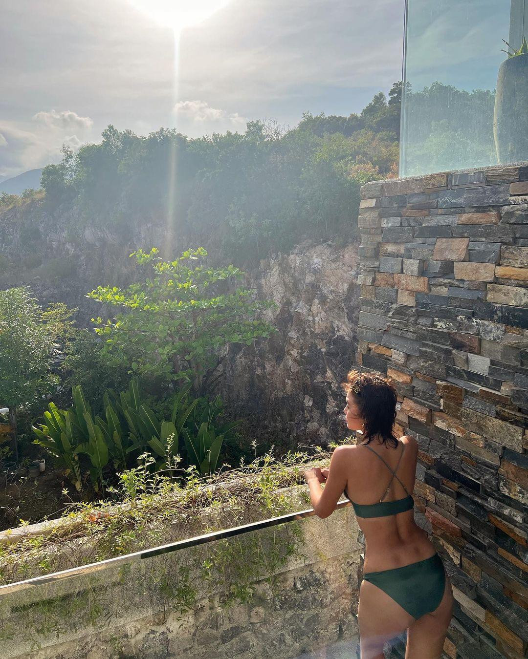 Thiết kế đẹp mắt giúp người đẹp khoe trọn làn da nâu nóng bỏng và thân hình quyến rũ.