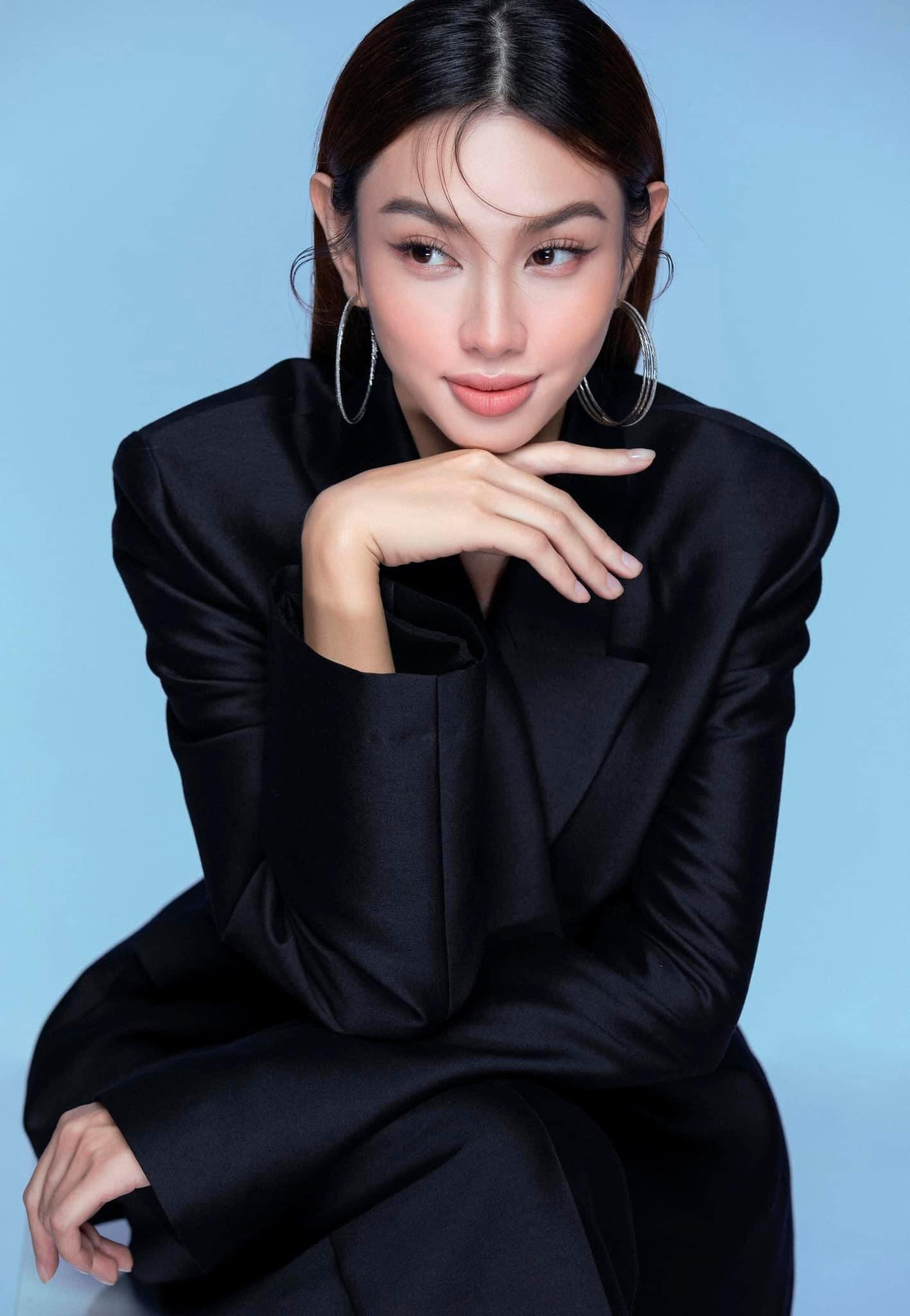 Hoa hậu Hòa bình Quốc tế 2021 xứng đáng là một nàng hậu 'tắc kè hoa' trong showbiz Việt.