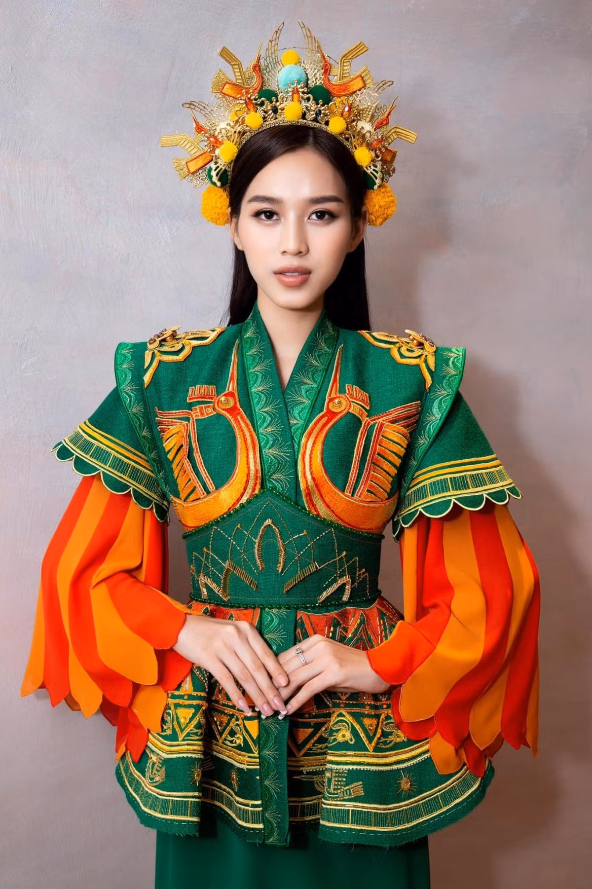 Trang phục lấy cảm hứng từ bức tranh dân gian Đông Hồ về Bà Triệu, trang phục sẽ có mão đội, áo thêu có tà, quần và phần lụa dài được làm bằng chất liệu mềm mại, mang lại vẻ đẹp bí ẩn và ma mị cho Đỗ Thị Hà.