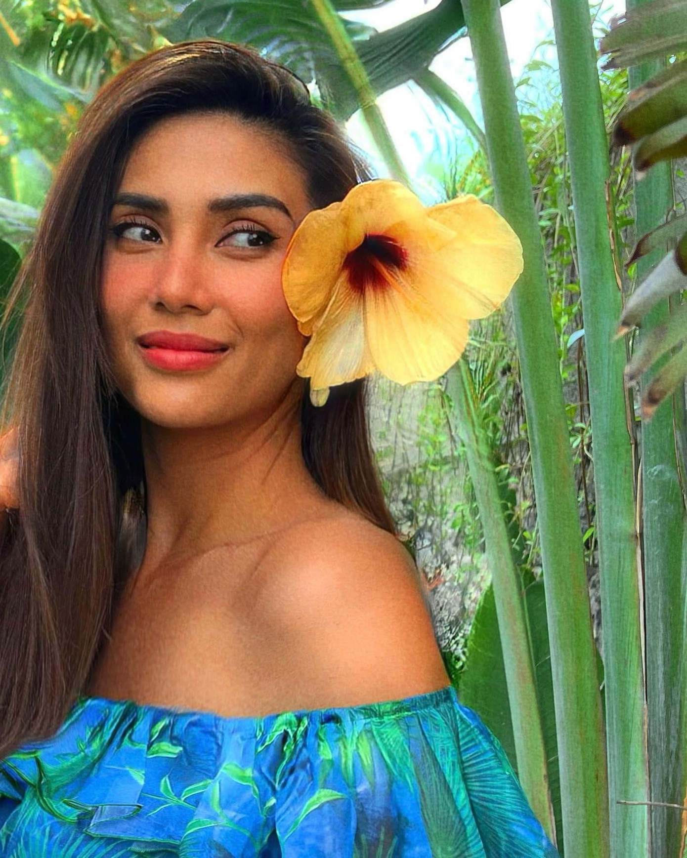 Á hậu Võ Hoàng Yến xinh đẹp như một nàng thơ dịu dàng khi đi nghỉ dưỡng.