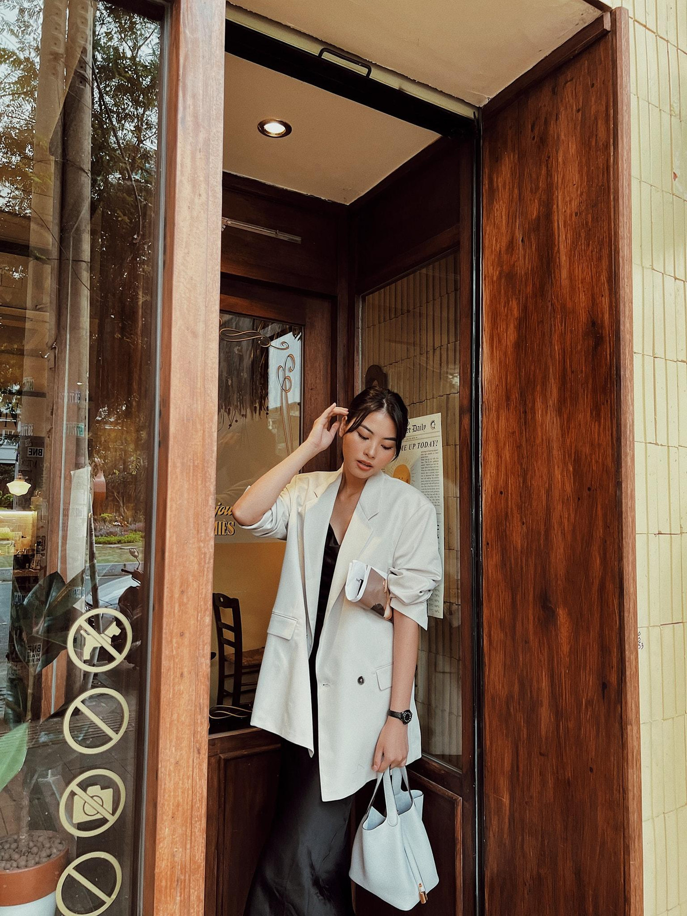 Người đẹp Biển Đào Thị Hà diện trang phục tông màu đen - trắng kinh điển khoe vẻ thanh lịch.