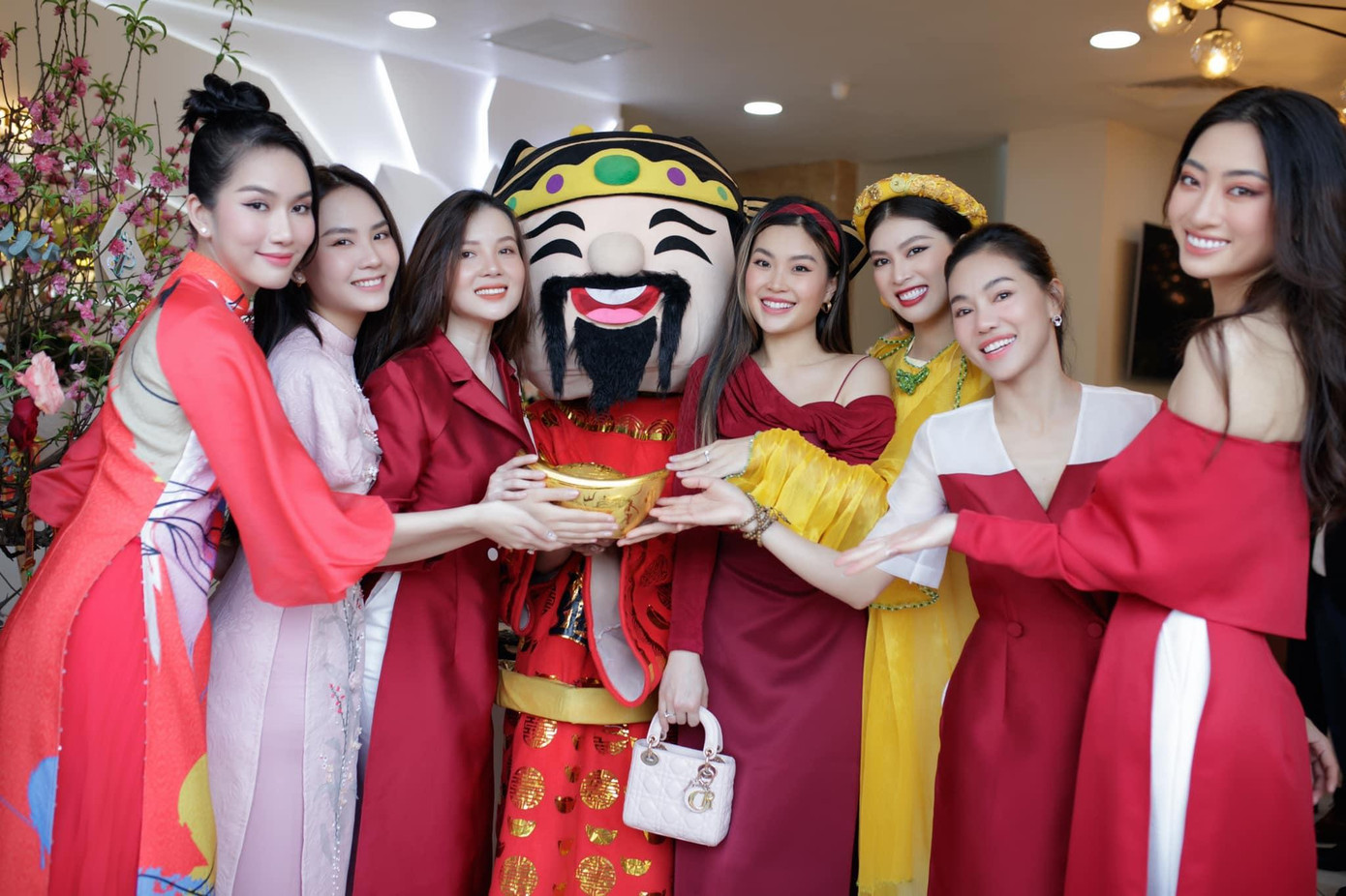 Cùng một đơn vị quản lý là Công ty Sen Vàng nên các người đẹp đã tề tựu đông đủ ở sự kiện để lấy may cả năm. Cùng một đơn vị quản lý là Công ty Sen Vàng nên các người đẹp đã tề tựu đông đủ ở sự kiện để lấy may cả năm.