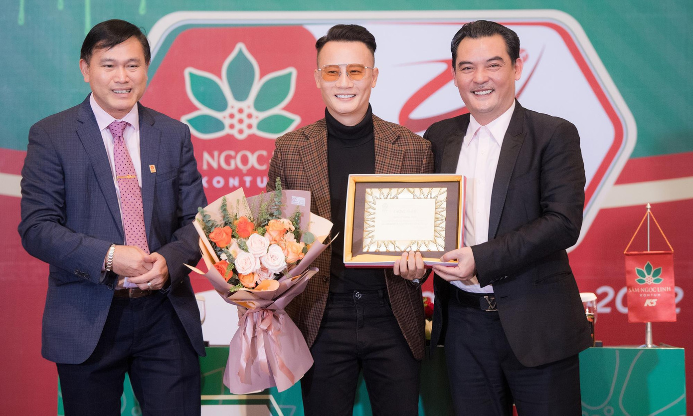 Ca sĩ Hoàng Bách sáng tác bản nhạc hiệu ra sân chính thức cho bóng đá Việt Nam. Ca sĩ Hoàng Bách sáng tác bản nhạc hiệu ra sân chính thức cho bóng đá Việt Nam.