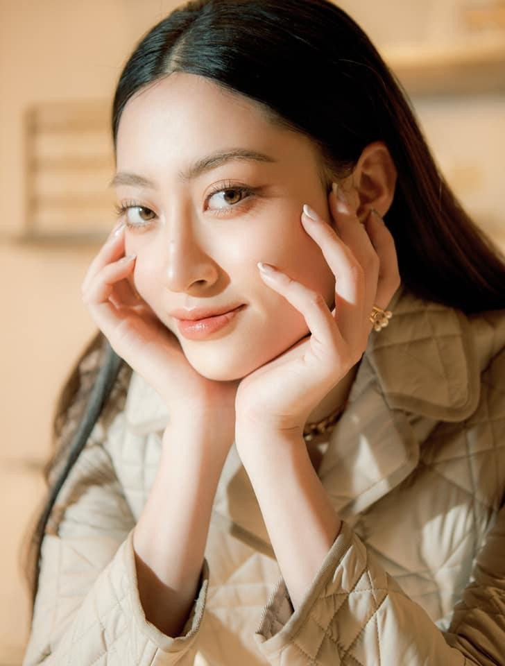 Hoa hậu Lương Thùy Linh khoe vẻ đẹp sắc sảo với phong cách make-up trong veo.