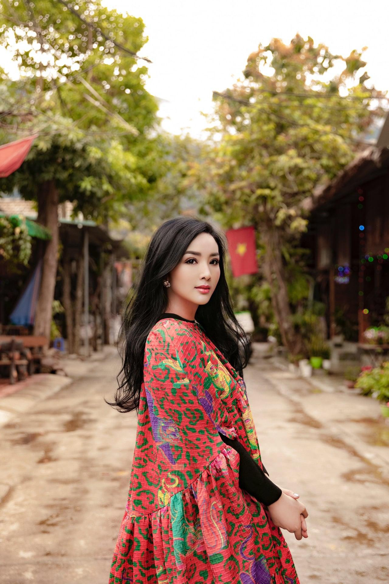 Hoa hậu Đền Hùng Giáng My trẻ đẹp như thiếu nữ trong bộ váy rực rỡ màu sắc. Hoa hậu Đền Hùng Giáng My trẻ đẹp như thiếu nữ trong bộ váy rực rỡ màu sắc.