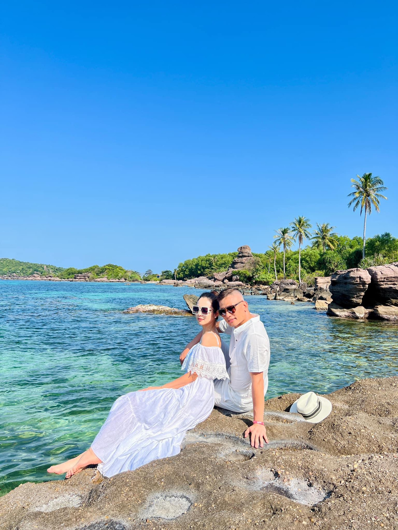 Jennifer Phạm diện váy maxi tông màu trắng khoe vai trần quyến rũ bên ông xã.