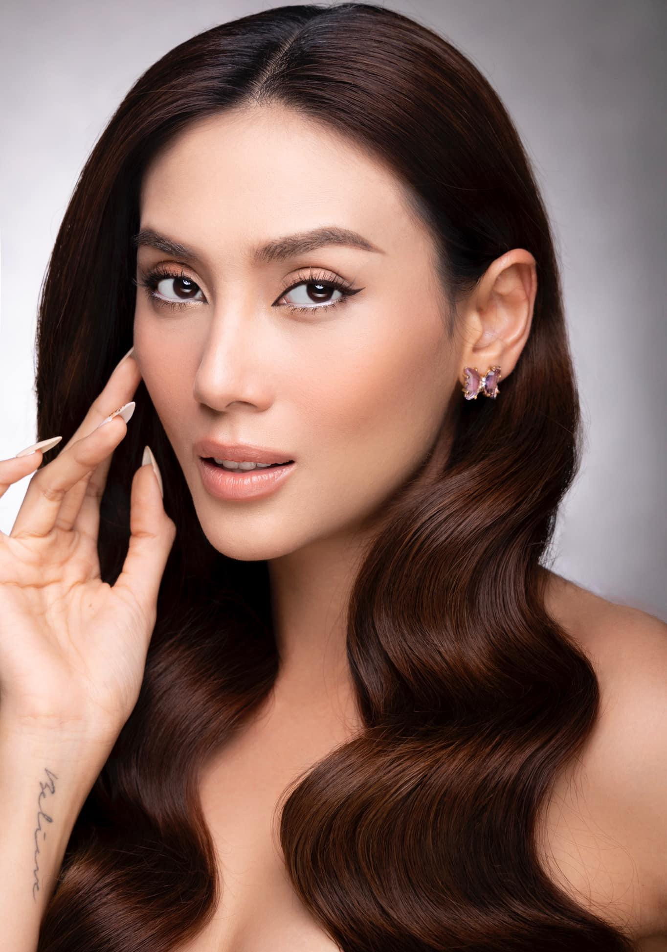 Á hậu Võ Hoàng Yến đẹp trong trẻo với phong cách make-up tự nhiên.