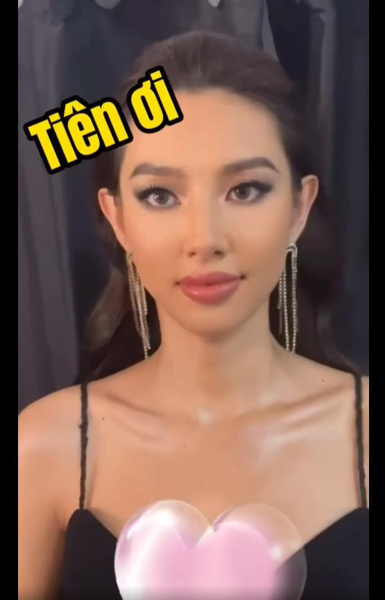 Nhưng gương mặt nhanh chóng biến sắc khi được ê-kíp hậu đài nhắc nhở 'làm gì đã có người yêu'. Nhưng gương mặt nhanh chóng biến sắc khi được ê-kíp hậu đài nhắc nhở 'làm gì đã có người yêu'.