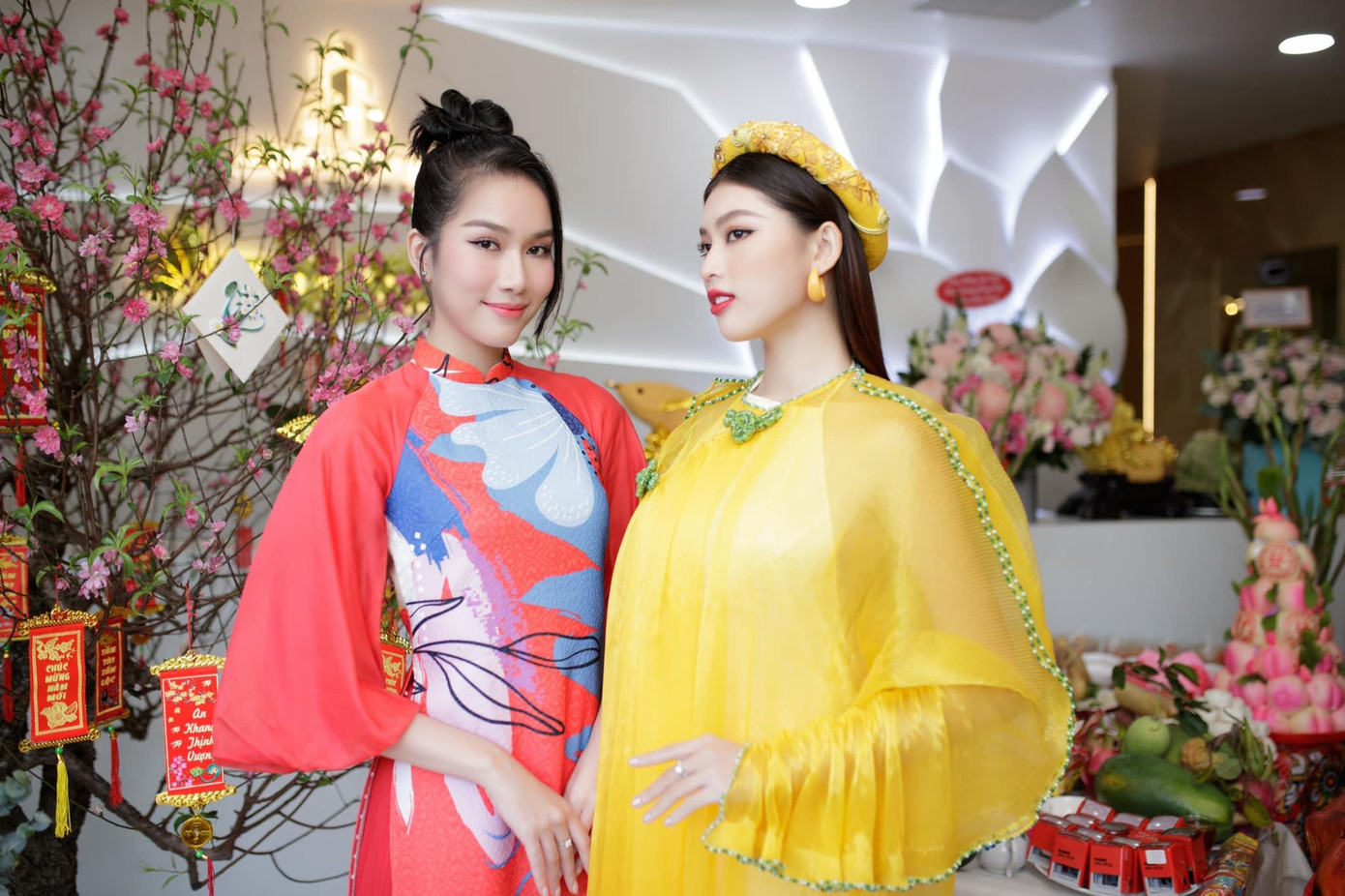 Vốn là những người bạn thân ngoài đời thường nên hai nàng Á hậu xinh đẹp cực kỳ thân thiết. Vốn là những người bạn thân ngoài đời thường nên hai nàng Á hậu xinh đẹp cực kỳ thân thiết.