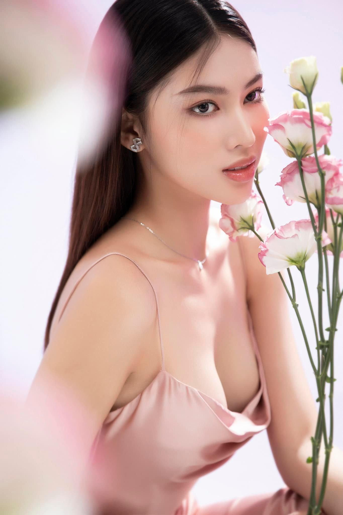 Á hậu Ngọc Thảo xuất hiện xinh đẹp và quyến rũ trong bộ ảnh mới. Người đẹp diện váy cúp ngực tông màu hồng pastel, khoe khéo vòng một quyến rũ.