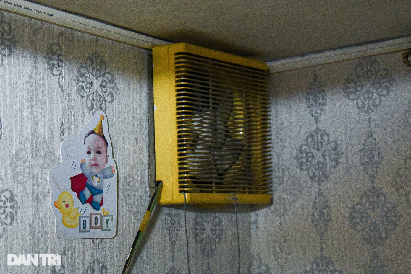 Ngõ nhỏ chỉ đủ một người đi thẳng hoặc hai người đi ngang, áp sát vào nhau.