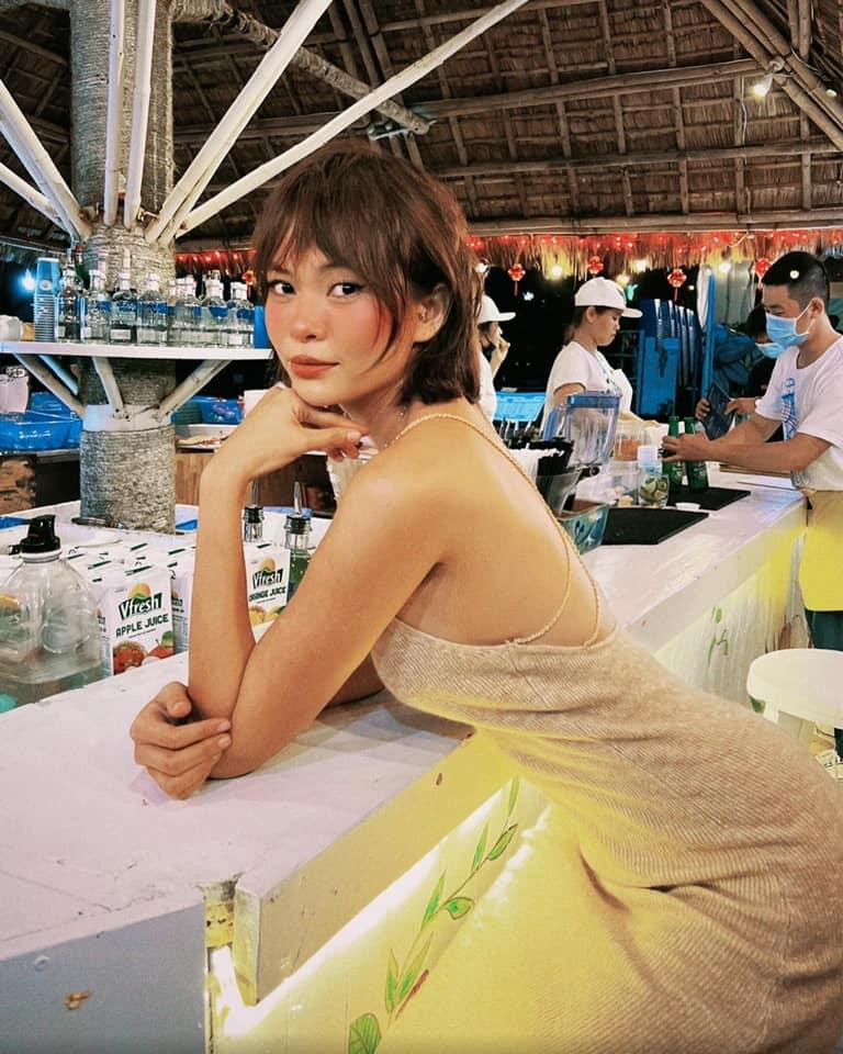 Á hậu Mâu Thủy diện váy hai dây khoe lưng trần quyến rũ và nuột nà khi đi du lịch cùng hội bạn thân. Á hậu Mâu Thủy diện váy hai dây khoe lưng trần quyến rũ và nuột nà khi đi du lịch cùng hội bạn thân.