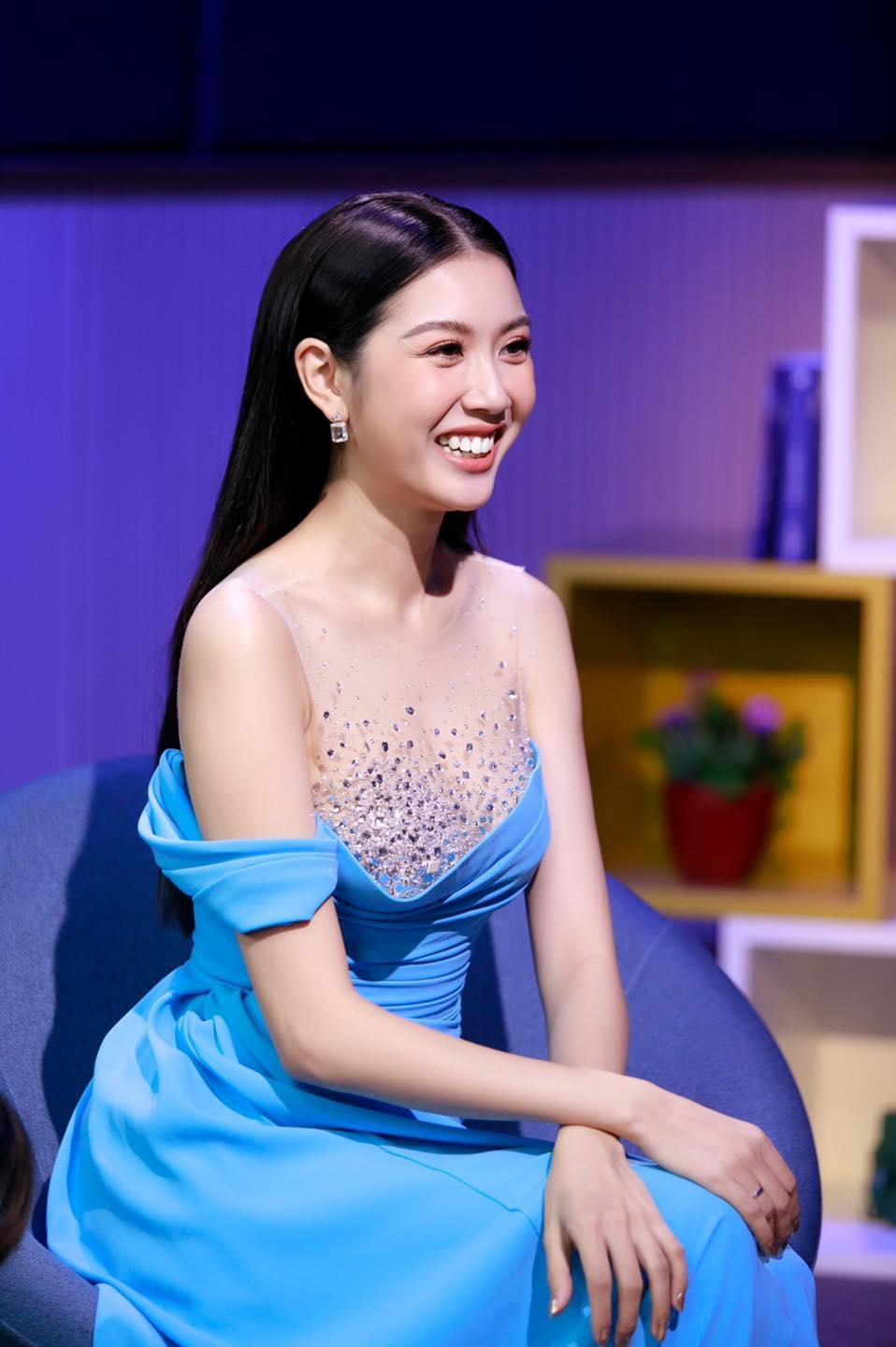 Xuất hiện trên talkshow truyền hình đầu năm mới, Á hậu Thúy Vân diện váy dạ hội đính kết cầu kỳ, khoe bờ vai trần nuột nà và quyến rũ.