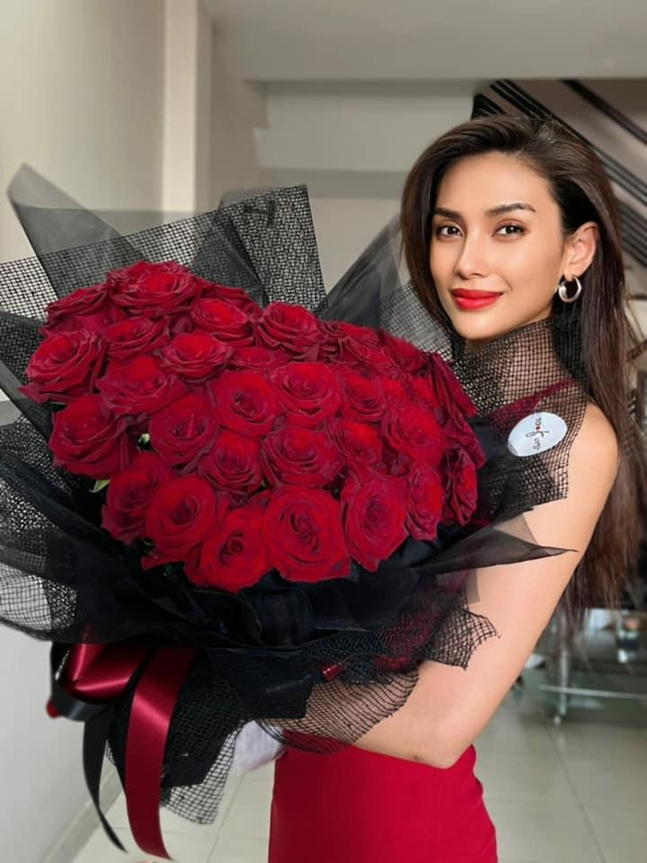 Á hậu Võ Hoàng Yến nhận bó hoa hồng khổng lồ vào đúng ngày lễ tình nhân. Á hậu Võ Hoàng Yến nhận bó hoa hồng khổng lồ vào đúng ngày lễ tình nhân.