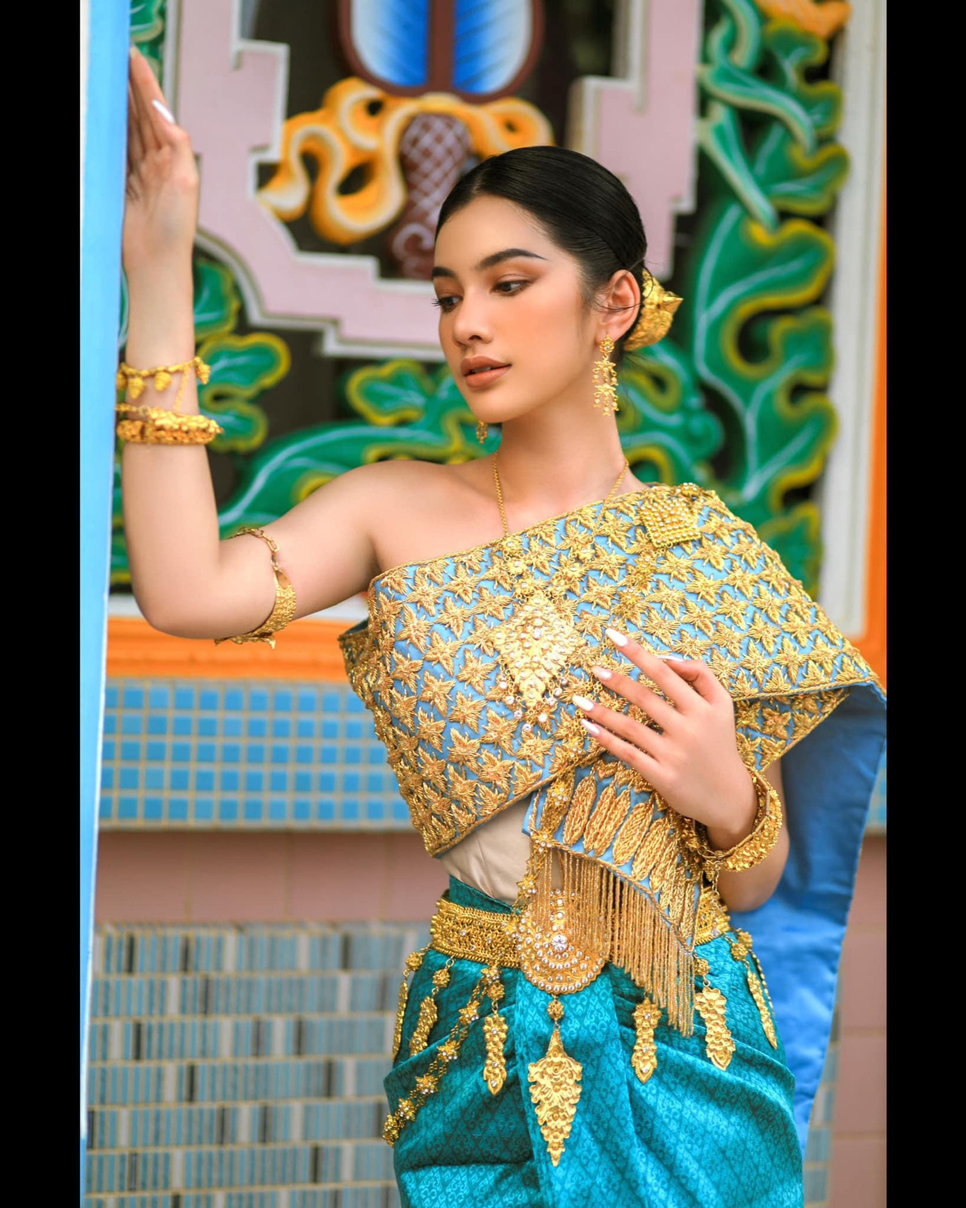 Người đẹp Cẩm Đan khoe vai trần quyến rũ với bộ váy dát vàng cầu kỳ.