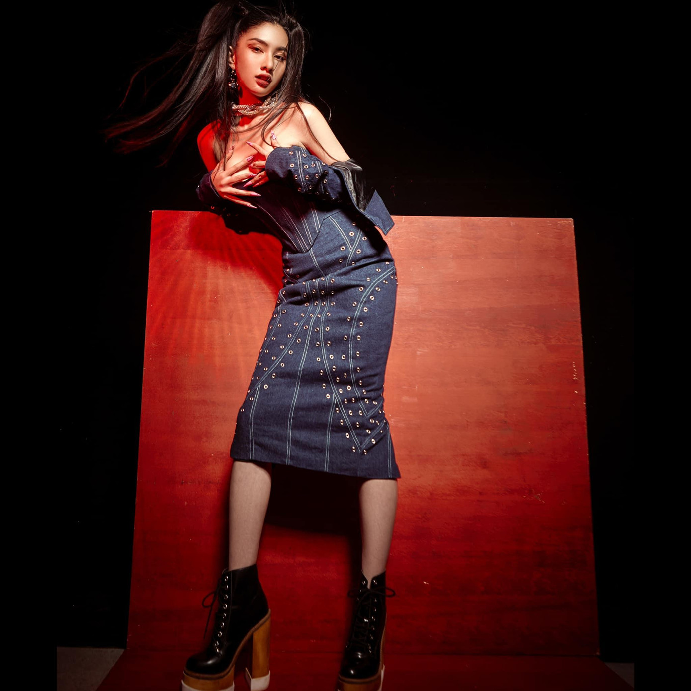 Người đẹp Cẩm Đan hoá cô nàng nổi loạn với phong cách cá tính và sexy.