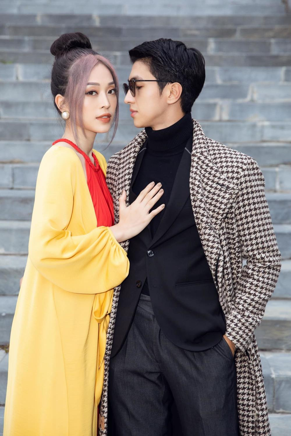 Không bó hẹp hình ảnh của mình với phong cách thanh lịch, cặp đôi cũng có nhiều khoảnh khắc phá cách trên thảm đỏ. Trong khi Phương Nga đẹp ma mị tựa 'mỹ nhân cổ trang' với váy yếm rực rỡ sắc màu và mái tóc nổi bật thì Bình An lãng tử với set đồ theo phong cách layer lịch lãm.