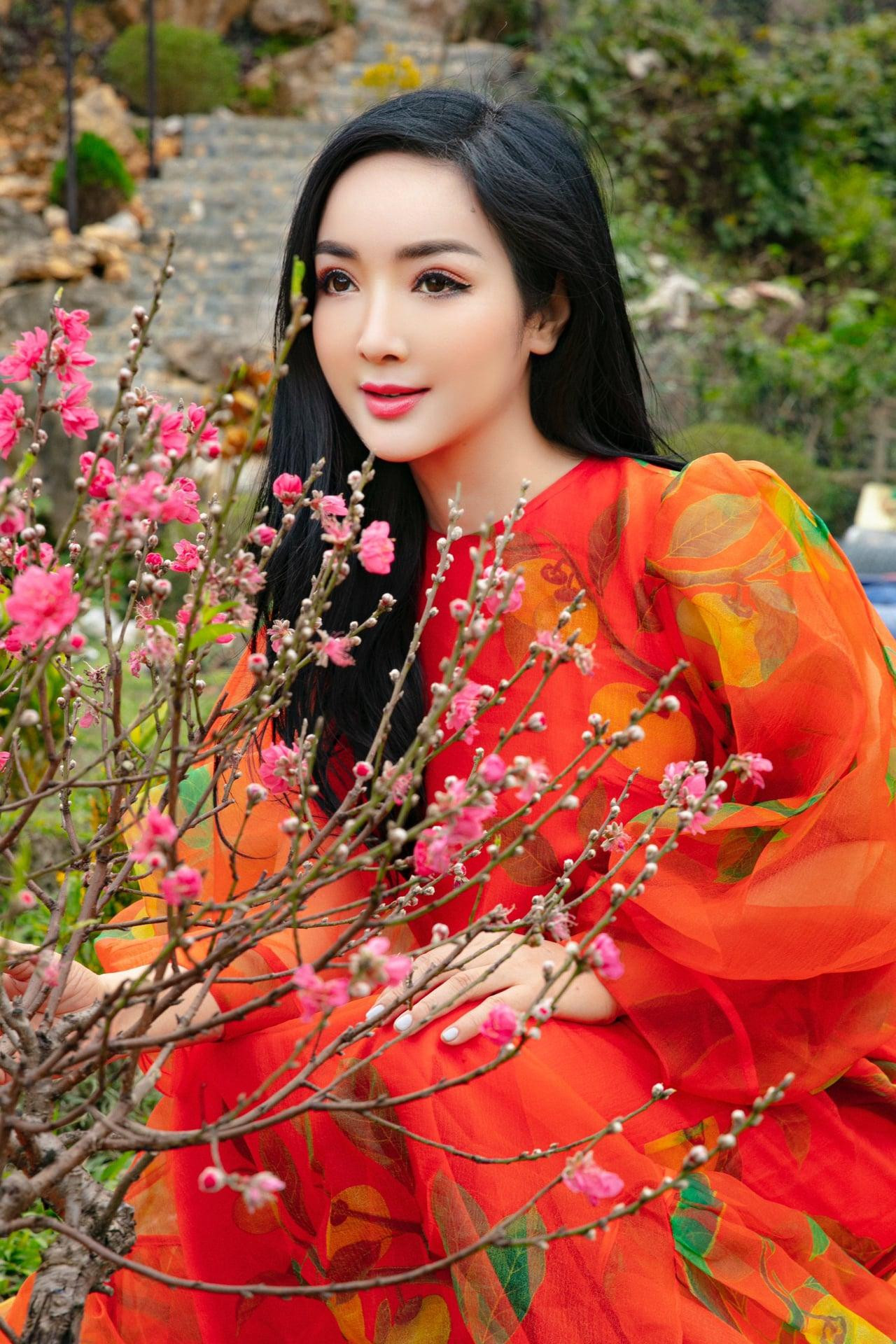 Hoa hậu Đền Hùng Giáng My đẹp như thiếu nữ đôi mươi bên hoa đào.