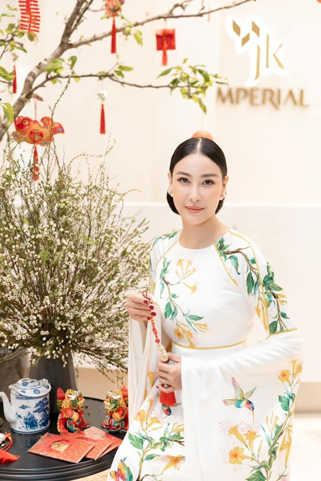 Gương mặt trẻ trung và làn da căng mịn, trắng nõn nà của Hà Kiều Anh là niềm mơ ước của nhiều phụ nữ.