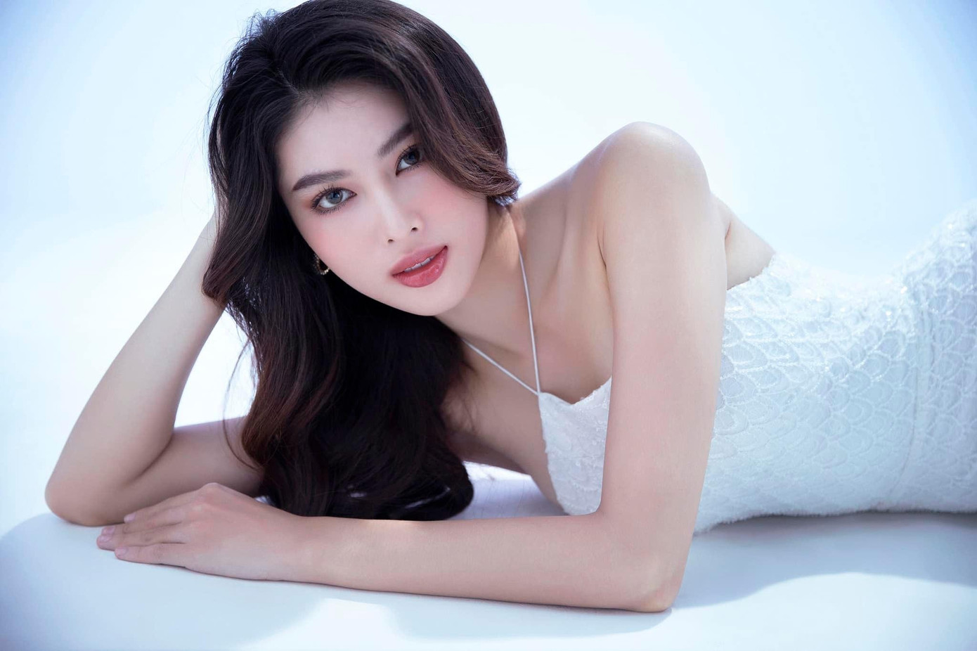 Á hậu Ngọc Thảo khoe vai trần quyến rũ với bộ váy trắng kiểu cổ yếm thanh lịch.