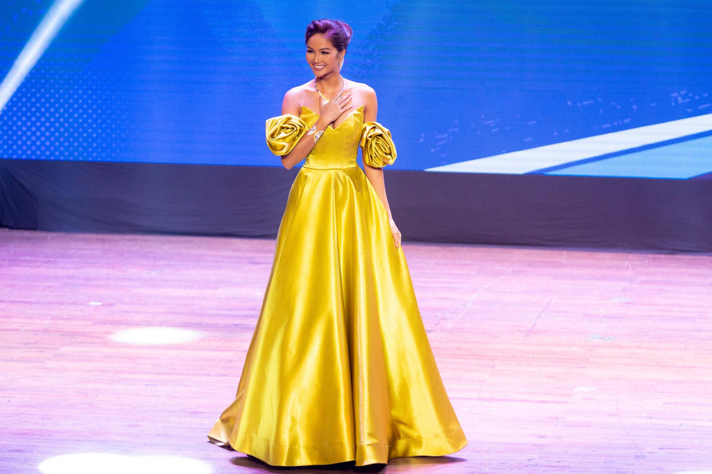 "Hen nghĩ mình đến đây như vai trò của một người đại diện cho người hâm mộ Việt để nói với các cầu thủ rằng 2021 là năm mà các bạn đã luôn cố gắng thi đấu hết mình. Năm 2022 Hen rất hào hứng, mong chờ và tin rằng với sự quyết liệt, hết mình cùng với niềm tự hào là đại diện và con người Việt Nam để chinh phục sân cỏ của mình, các bạn sẽ tiếp tục khiến những người hâm mộ bóng đá như Hen ngày càng yêu bóng đá cuồng nhiệt hơn nữa và tạo được sự đoàn kết gắn bó dân tộc" - H'Hen Niê chia sẻ.