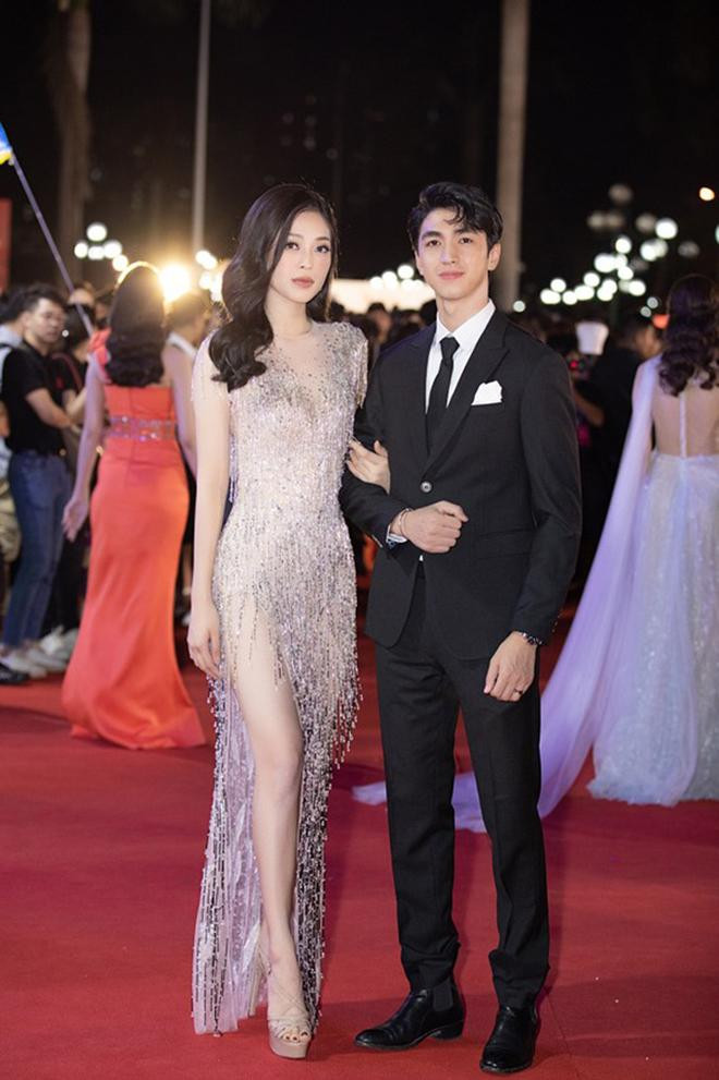 Trắng - đen có thể nói là hai tông màu rất dễ vận dụng trên thảm đỏ, vừa mang lại sự thanh lịch, sang trọng nhưng cũng rất cá tính và thời trang.