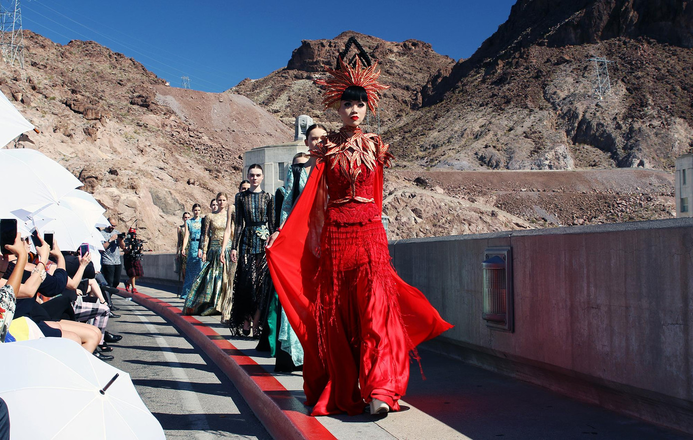 Jessica Minh Anh là chuyên gia trong việc biến những địa điểm mang tính biểu tượng của thế giới thành những sàn diễn thời trang ấn tượng.