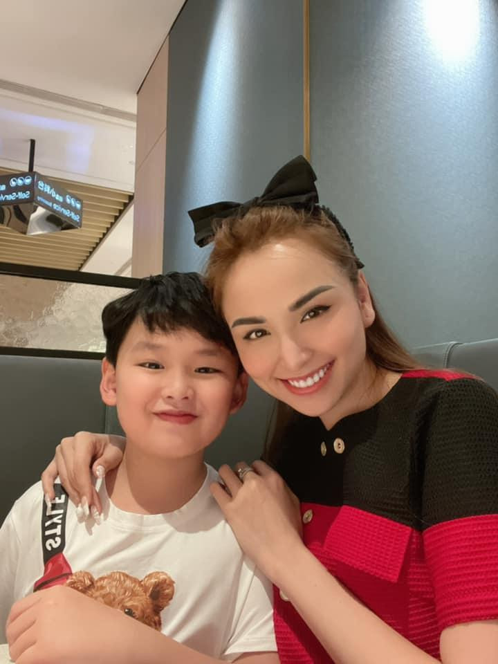 Không giống các người đẹp khác, Hoa hậu Diễm Hương có một buổi ăn tối ấm áp bên con trai vào ngày lễ Valentine. Không giống các người đẹp khác, Hoa hậu Diễm Hương có một buổi ăn tối ấm áp bên con trai vào ngày lễ Valentine.