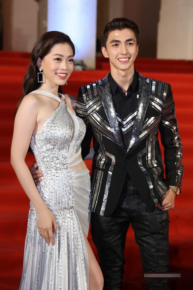 Xuất hiện trên thảm đỏ, cả hai đều lựa chọn trang phục rất kỹ càng thể hiện sự đồng điệu nhưng không kém phần thanh lịch, thời thượng. Hai tông màu trắng - đen kinh điển thường xuyên được Phương Nga và Bình An diện lên thảm đỏ.