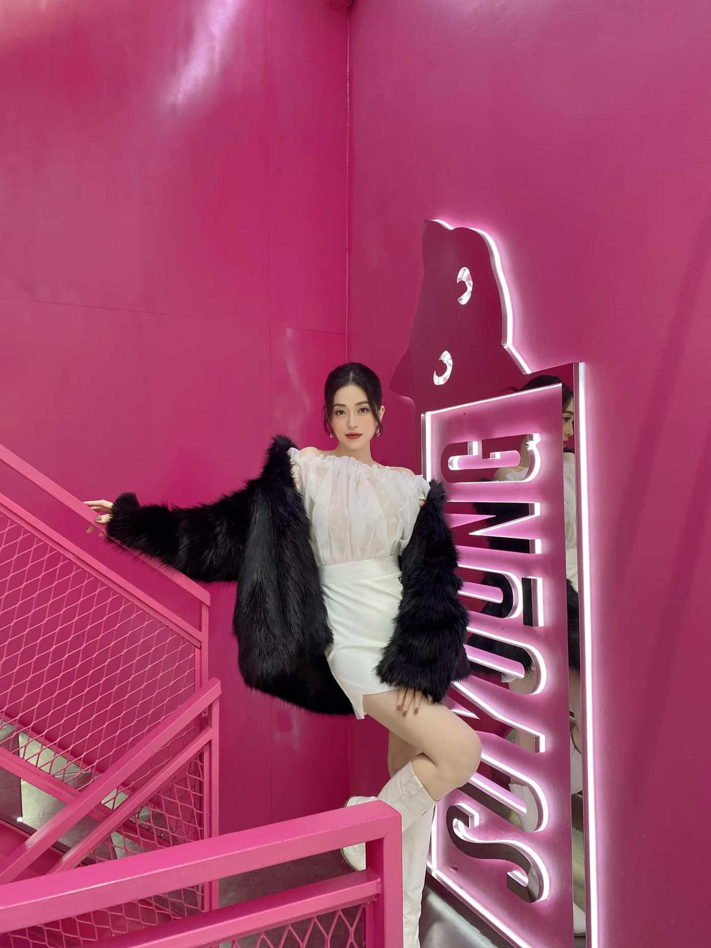 Á hậu Phương Nga cá tính như fashionista với set đồ hai tông màu đen - trắng. Á hậu Phương Nga cá tính như fashionista với set đồ hai tông màu đen - trắng.