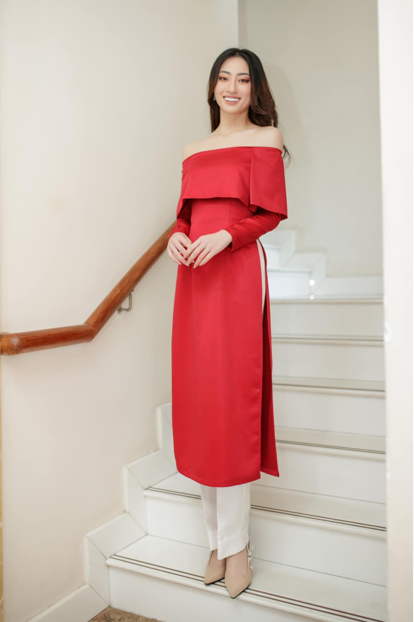 Thiết kế với chi tiết cúp ngực khoe trọn bờ vai trần quyến rũ nuột nà của người đẹp. Thiết kế với chi tiết cúp ngực khoe trọn bờ vai trần quyến rũ nuột nà của người đẹp.