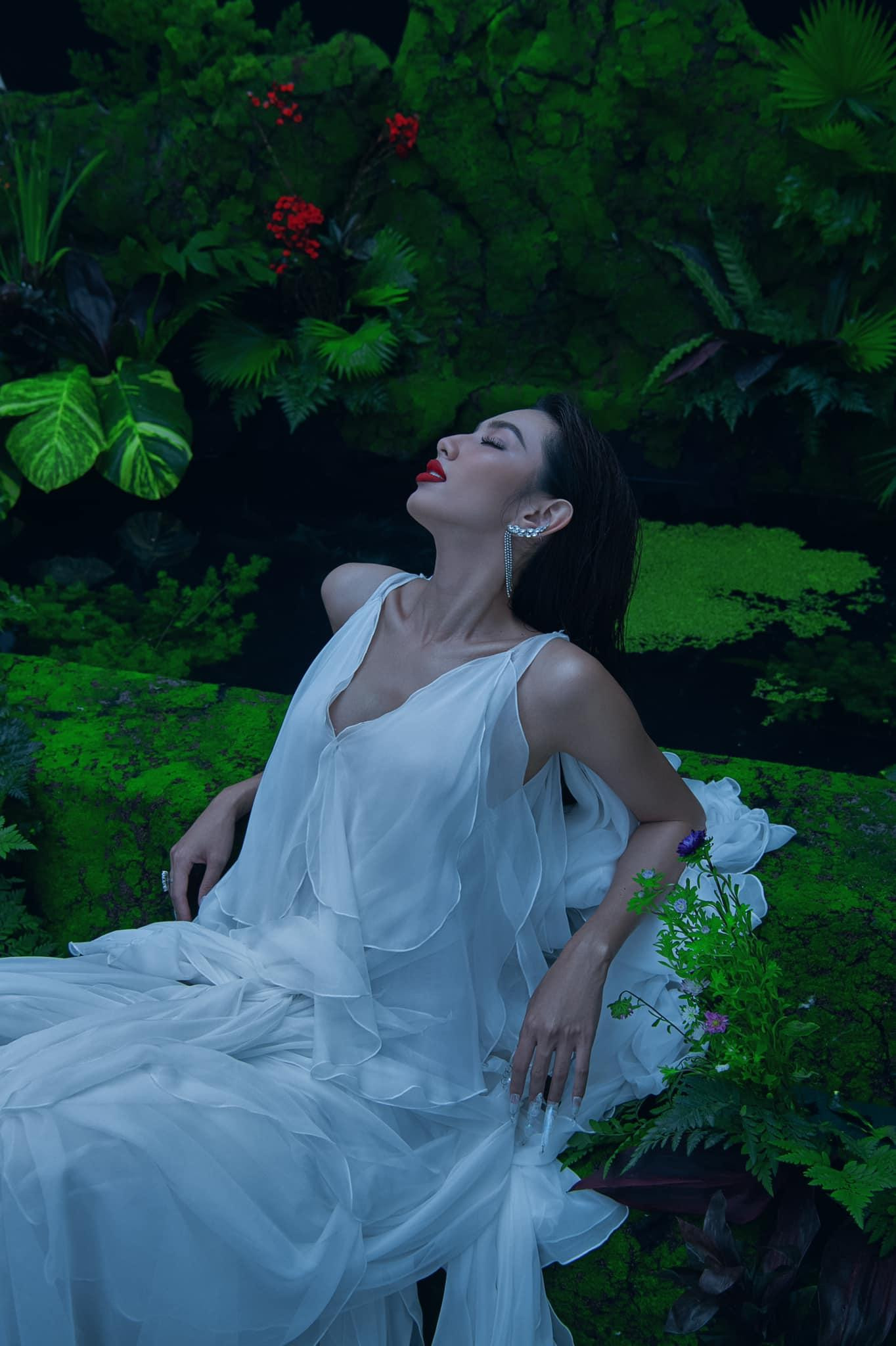 Người đẹp cũng không quên nhắn nhủ tới các fans: "Đừng lo vì Tiên vẫn sẽ trở về thăm Việt Nam trong suốt quãng thời gian này". Người đẹp cũng không quên nhắn nhủ tới các fans: "Đừng lo vì Tiên vẫn sẽ trở về thăm Việt Nam trong suốt quãng thời gian này".