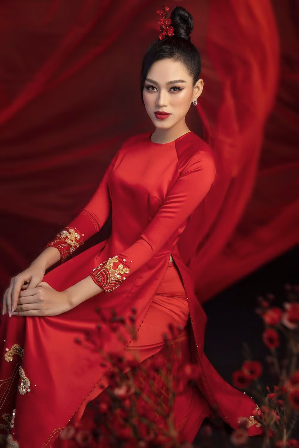 Dịp Tết Nguyên Đán 2021, người đẹp xứ Thanh xuất hiện cực kỳ ấn tượng và ma mị với bộ áo dài tông màu đỏ rực và phong cách trang điểm cầu kỳ, sắc sảo.