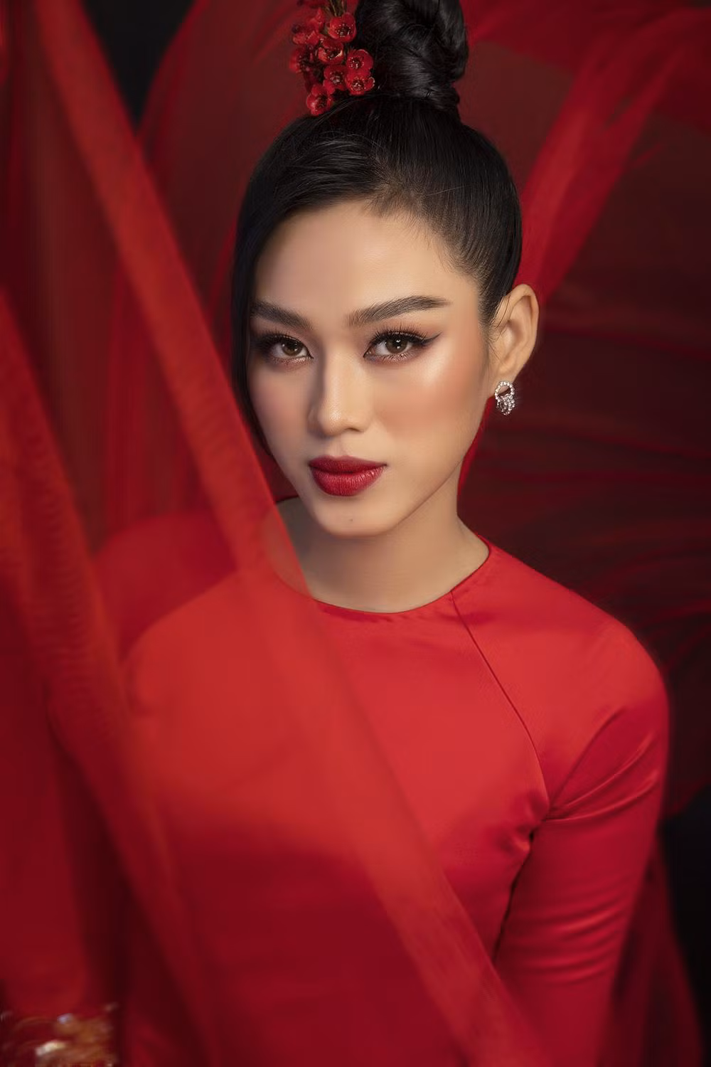 Cách trang điểm tông màu đỏ ấn tượng cùng cách làm tóc và phụ kiện cầu kỳ đi kèm đã biến Đỗ Thị Hà thành một 'mỹ nhân cổ trang' đầy ma mị.