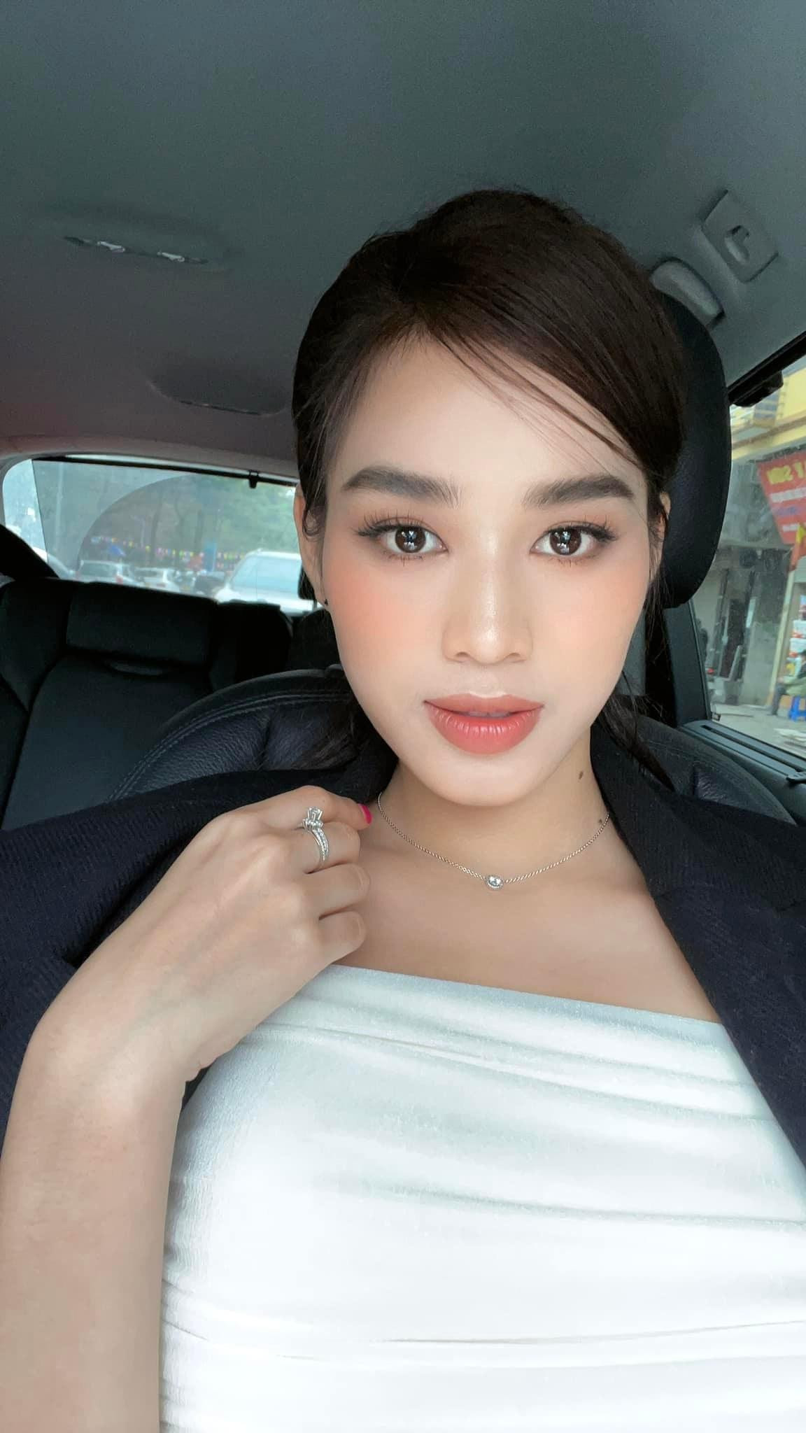 Trở lại sau kỳ nghỉ Tết, Hoa hậu Đỗ Thị Hà trung thành với phong cách thời trang thanh lịch cùng hai tông màu trắng - đen kinh điển.