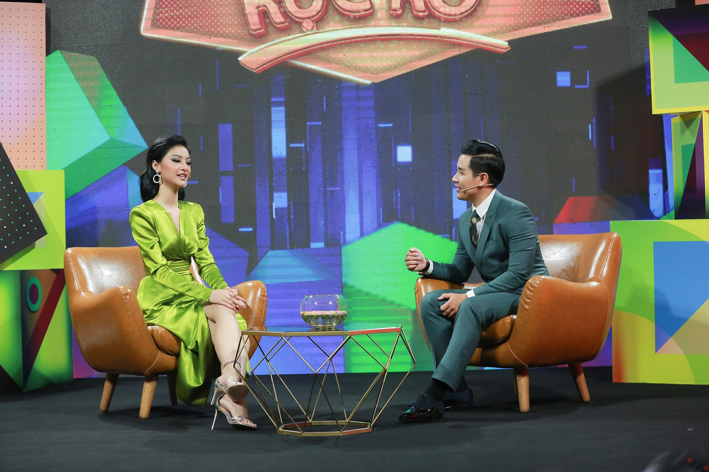 Á hậu Kiều Loan làm khách mời tại chương trình 'Khoảnh khắc rực rỡ' cùng MC Nguyên Khang và chia sẻ về con đường đi đến thành công của mình.