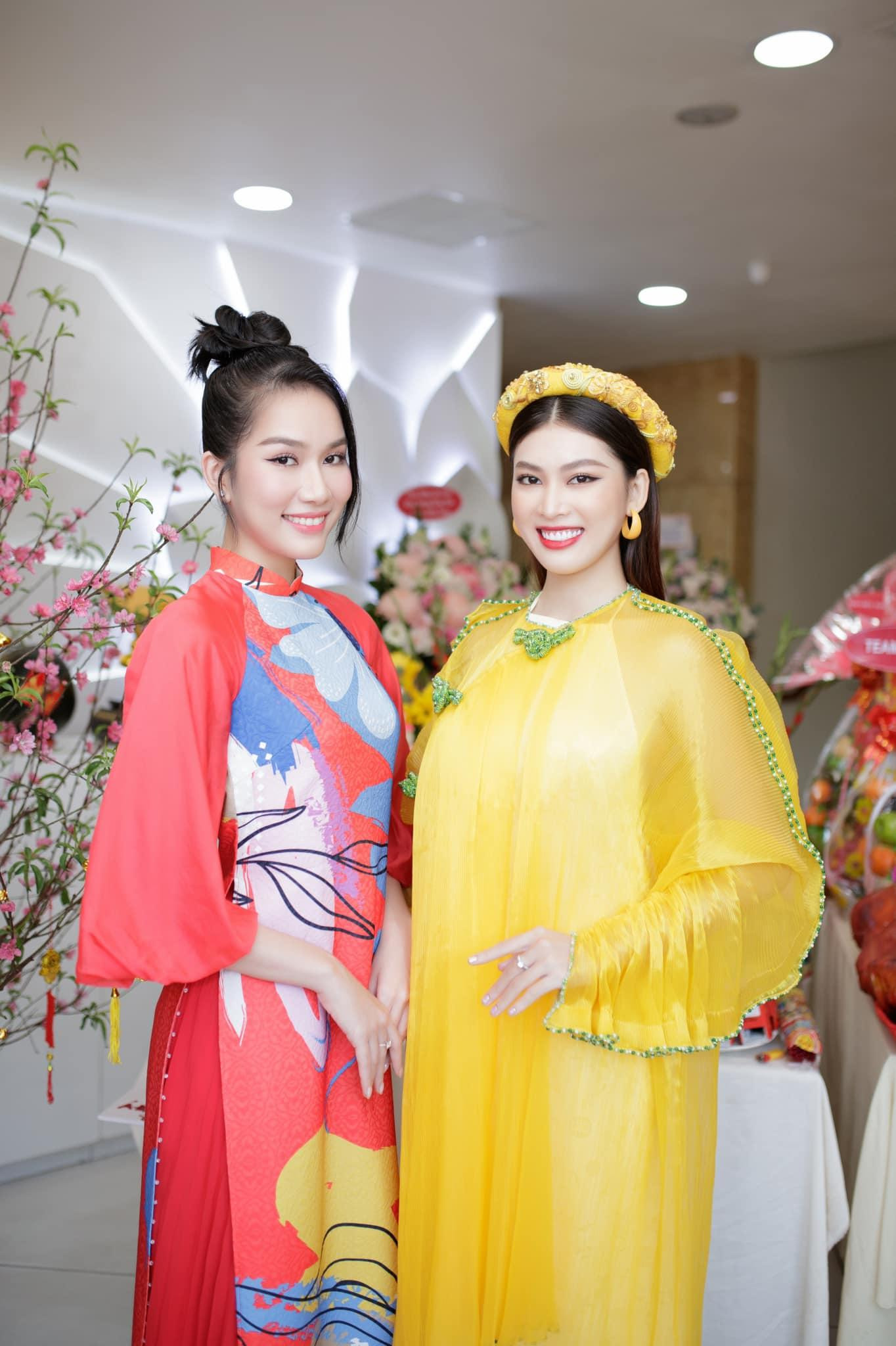 Á hậu Phương Anh và Ngọc Thảo đọ sắc xinh đẹp với áo dài. Á hậu Phương Anh và Ngọc Thảo đọ sắc xinh đẹp với áo dài.