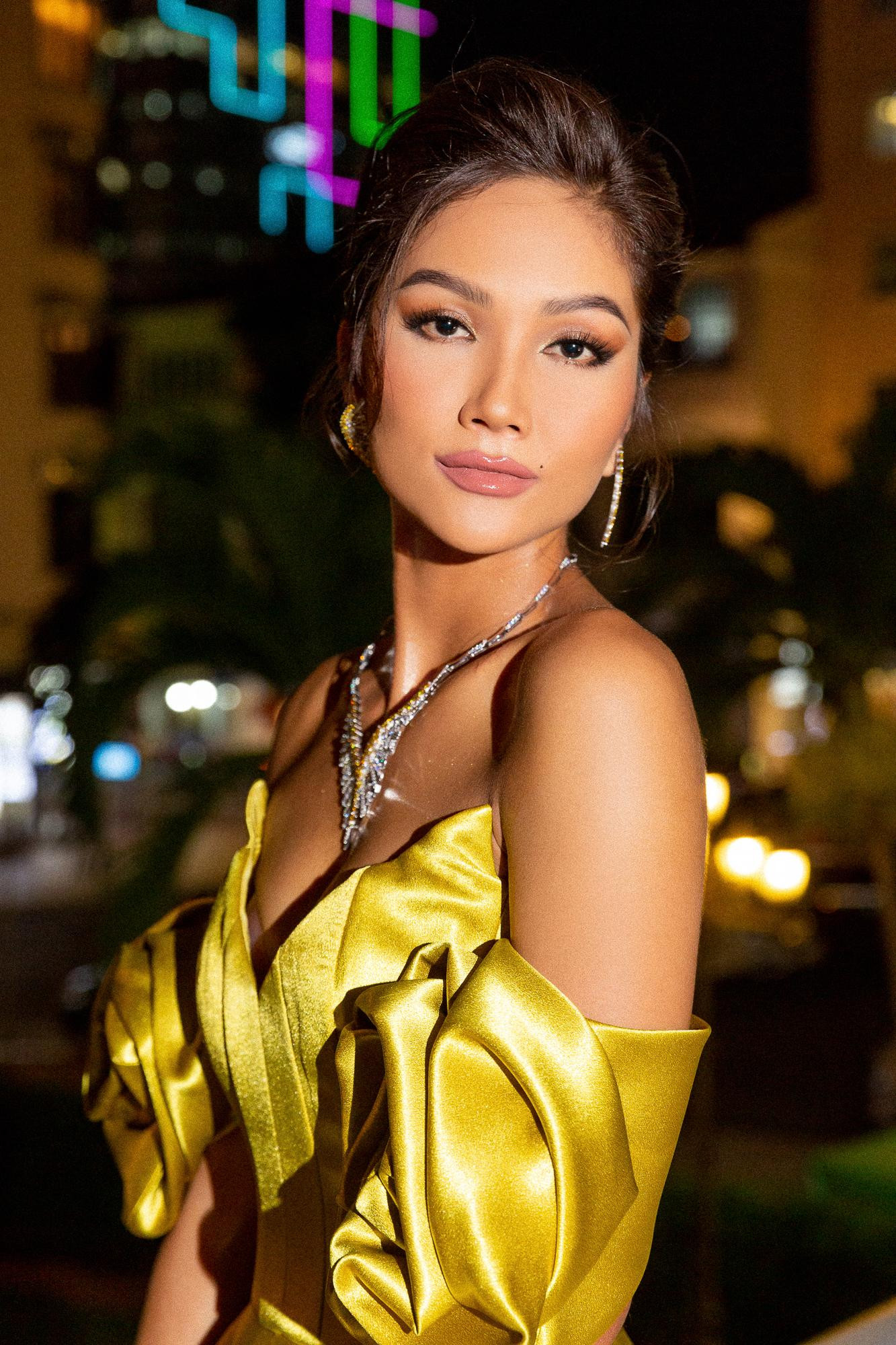 Nàng hậu còn khéo léo kết hợp cùng trang sức kim cương để tạo nên một tổng thể hoàn mỹ trên thảm đỏ.