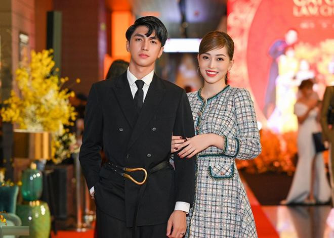 Bình An tạo điểm nhấn với vest đen kết hợp cùng thắt lưng có kiểu dáng lạ mắt, trong khi đó Phương Nga thanh lịch với set đồ kẻ ca-rô.